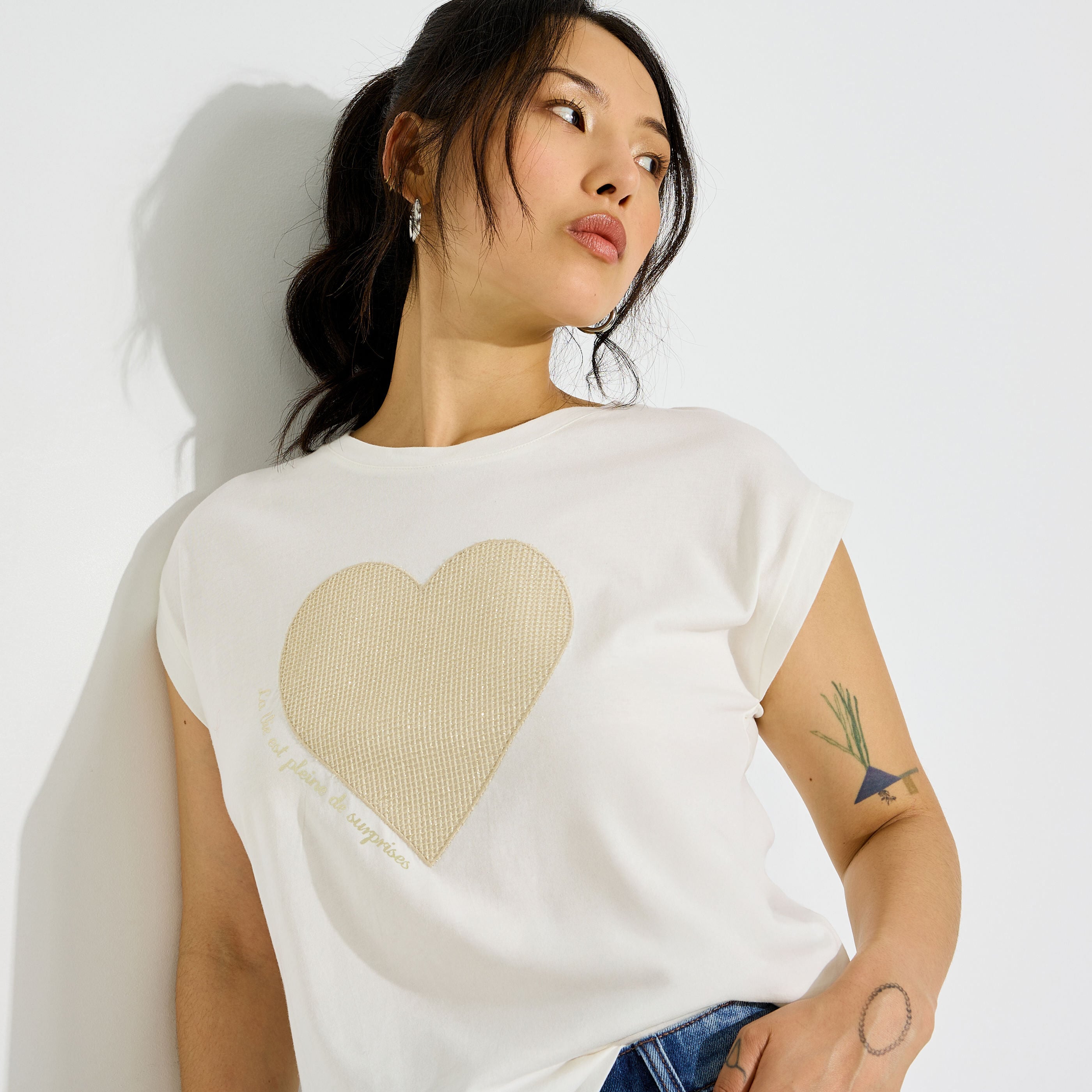 T-shirt motif c&oelig;ur paillet&eacute; femme