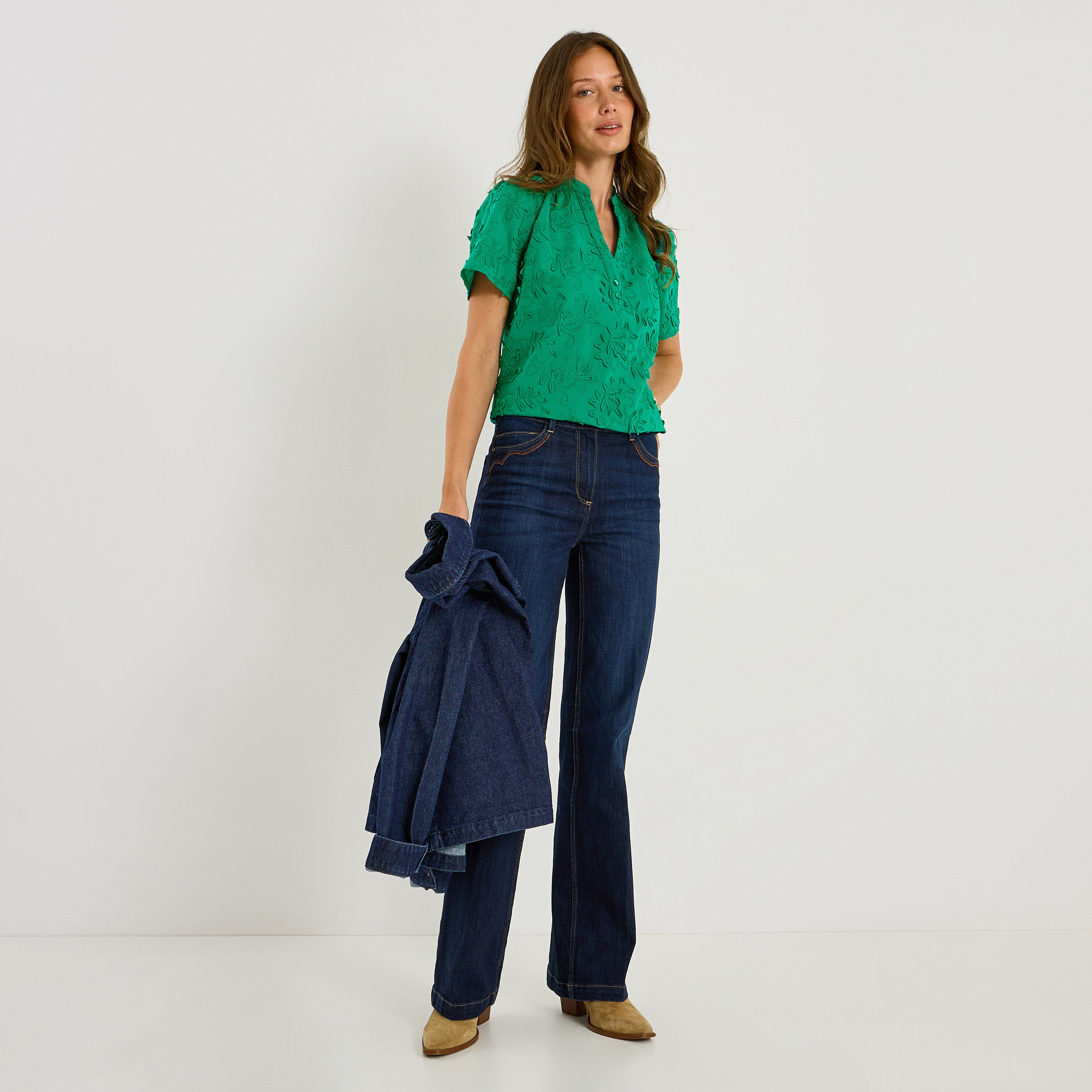 Blouse brod&eacute;e manches courtes femme