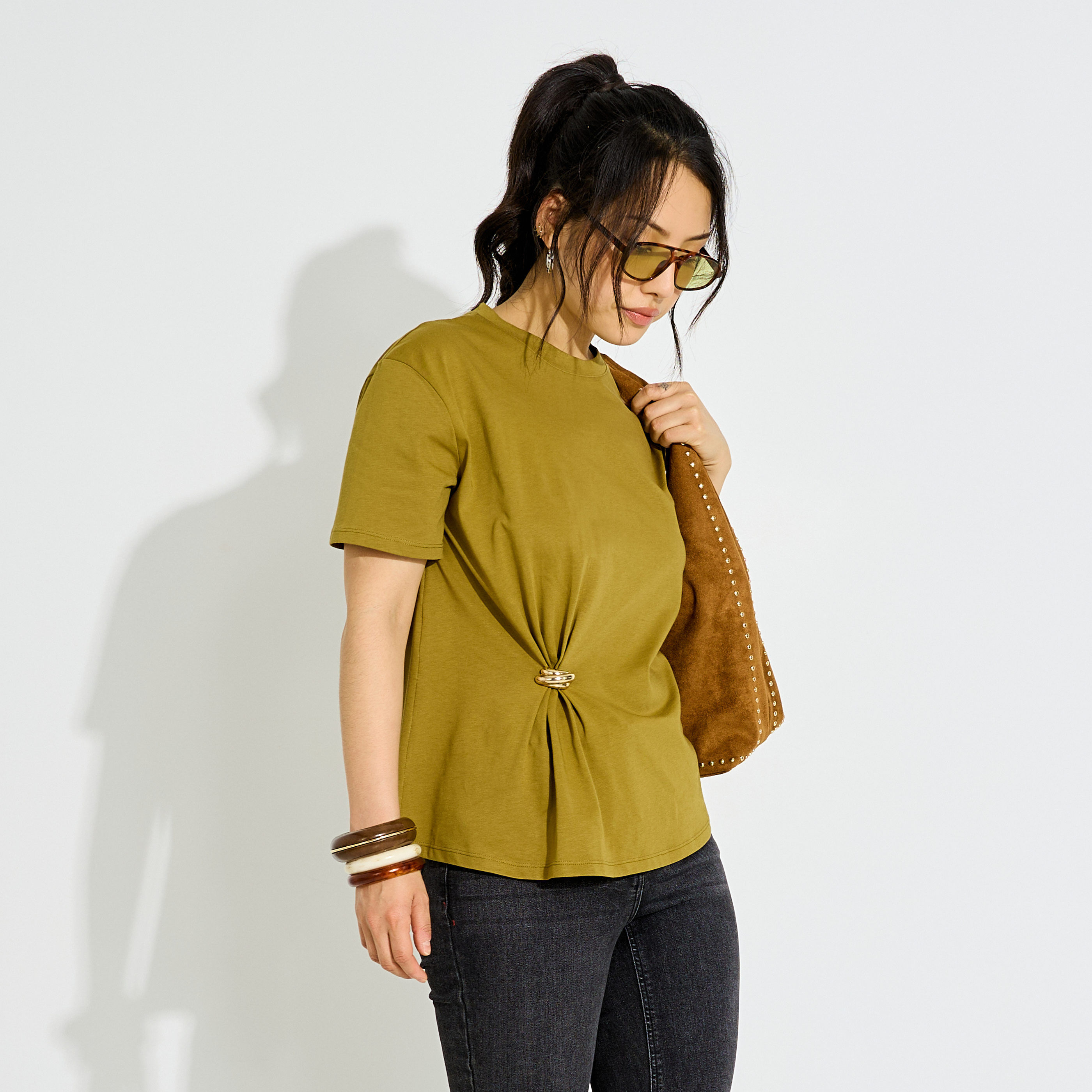 T-shirt col rond d&eacute;tail bijou femme
