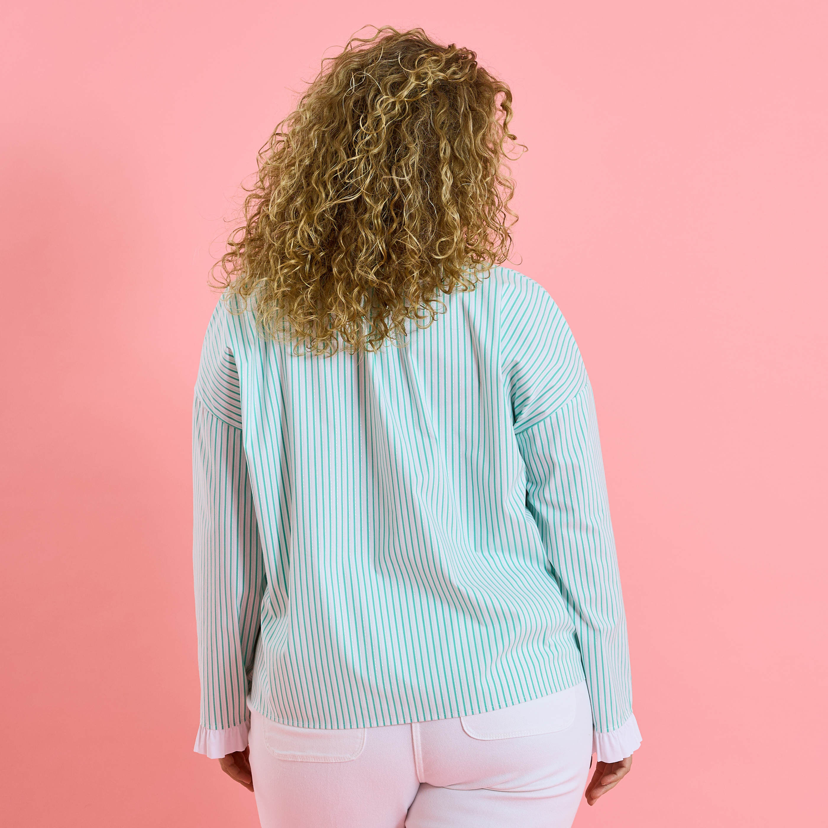 Blouse ray&eacute;e &agrave; col montant volant&eacute; femme