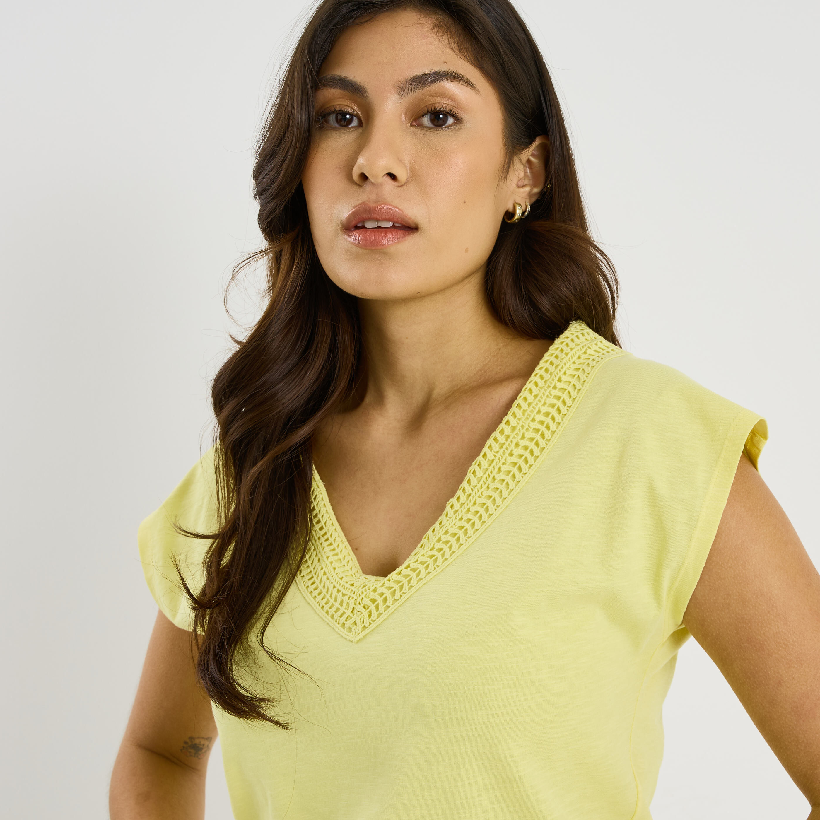 T-shirt col V ajour&eacute; femme