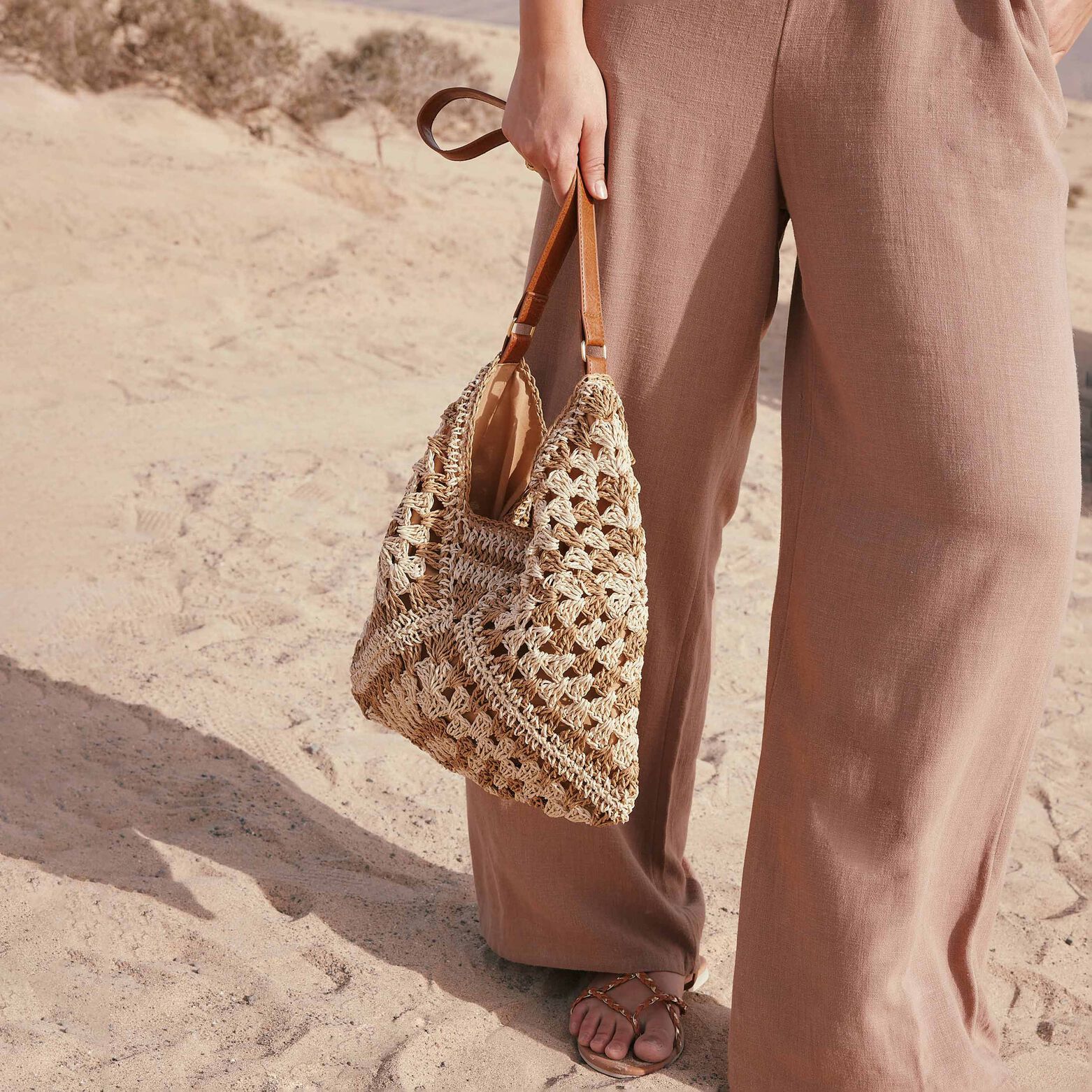 Sac à main beige en tissu sans motif, uni, avec rivets et détails en simili-cuir Sac à main beige en tissu sans motif, uni, avec rivets et détails en simili-cuir