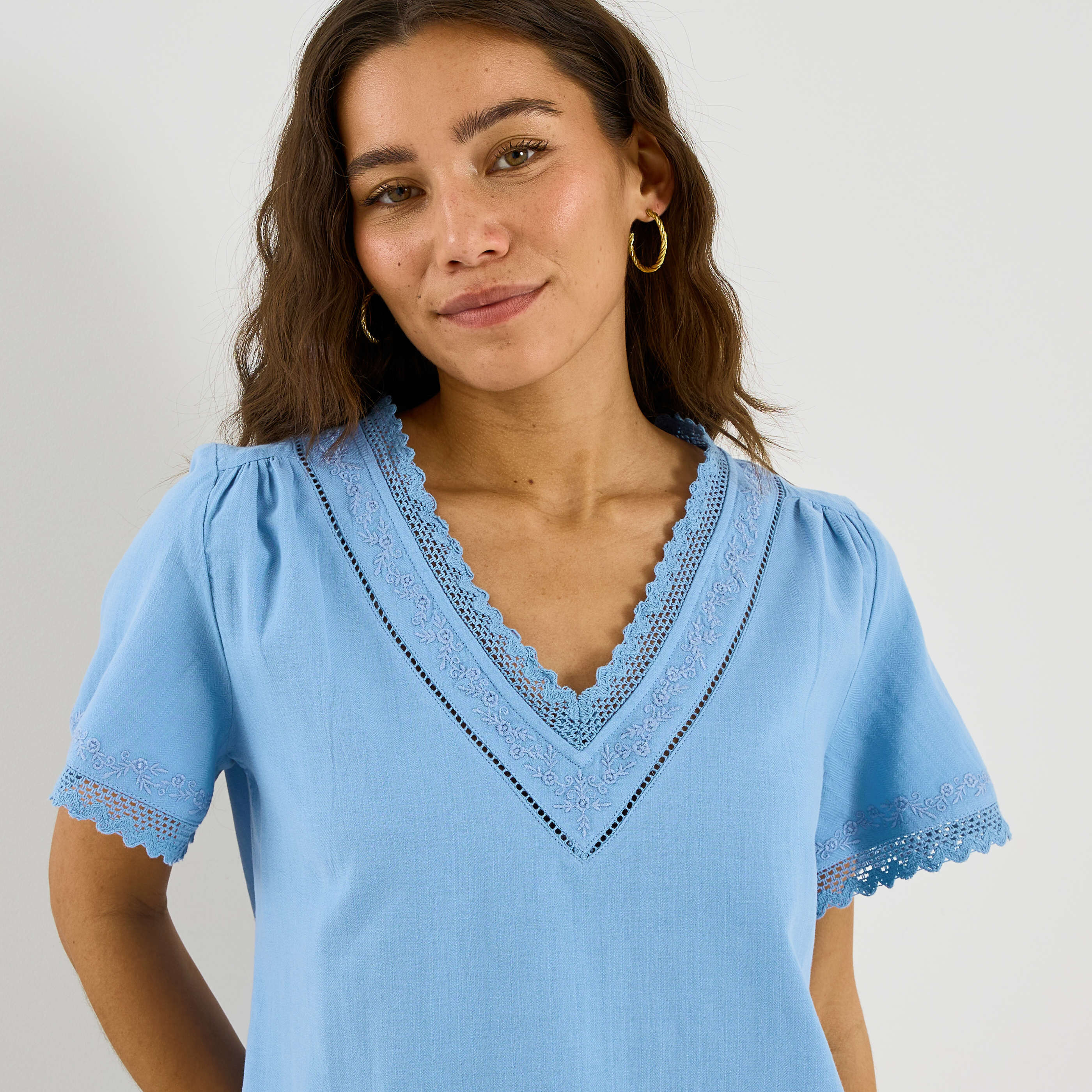 Blouse col V d&eacute;tails ajour&eacute;s femme