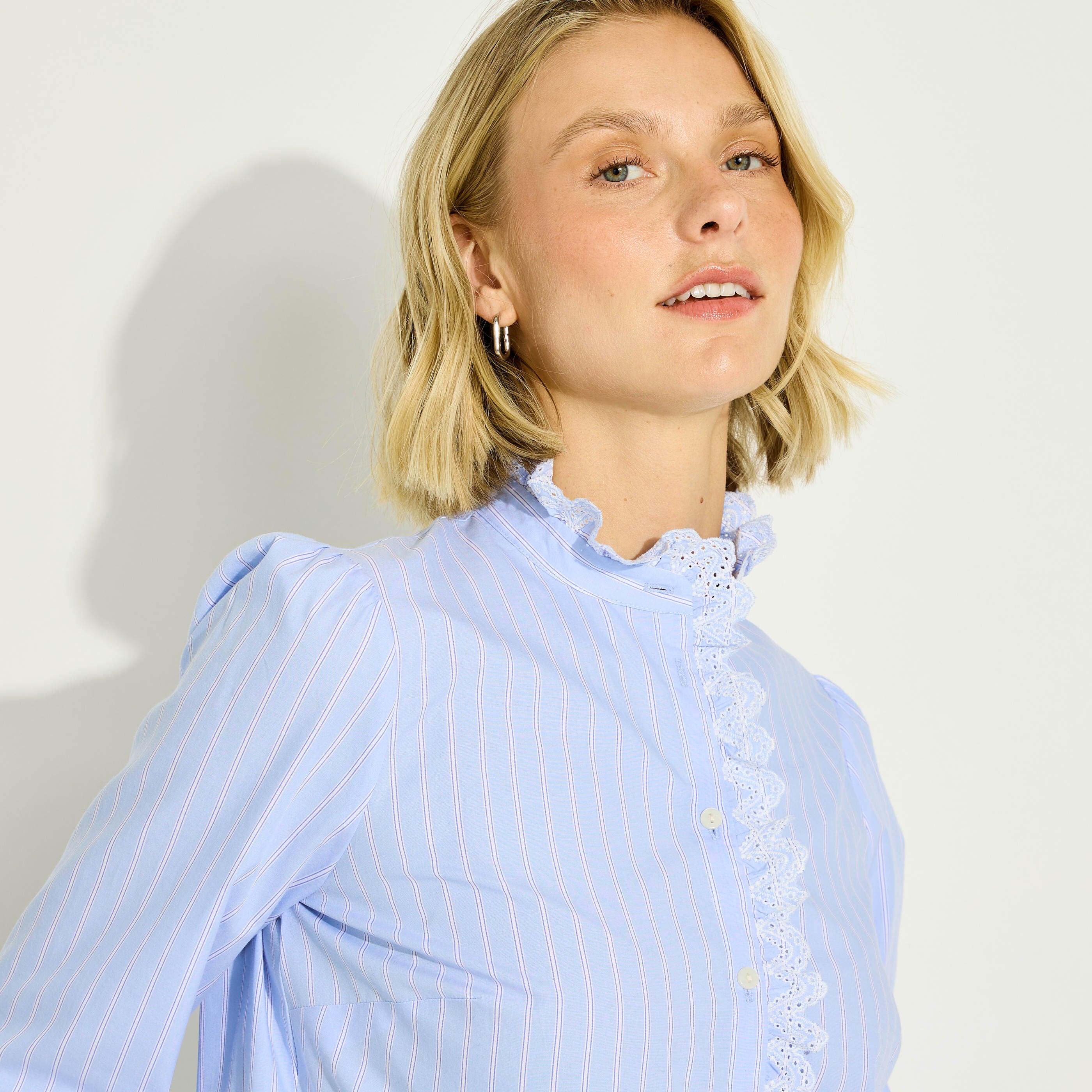 Chemise ray&eacute;e col volant&eacute; femme