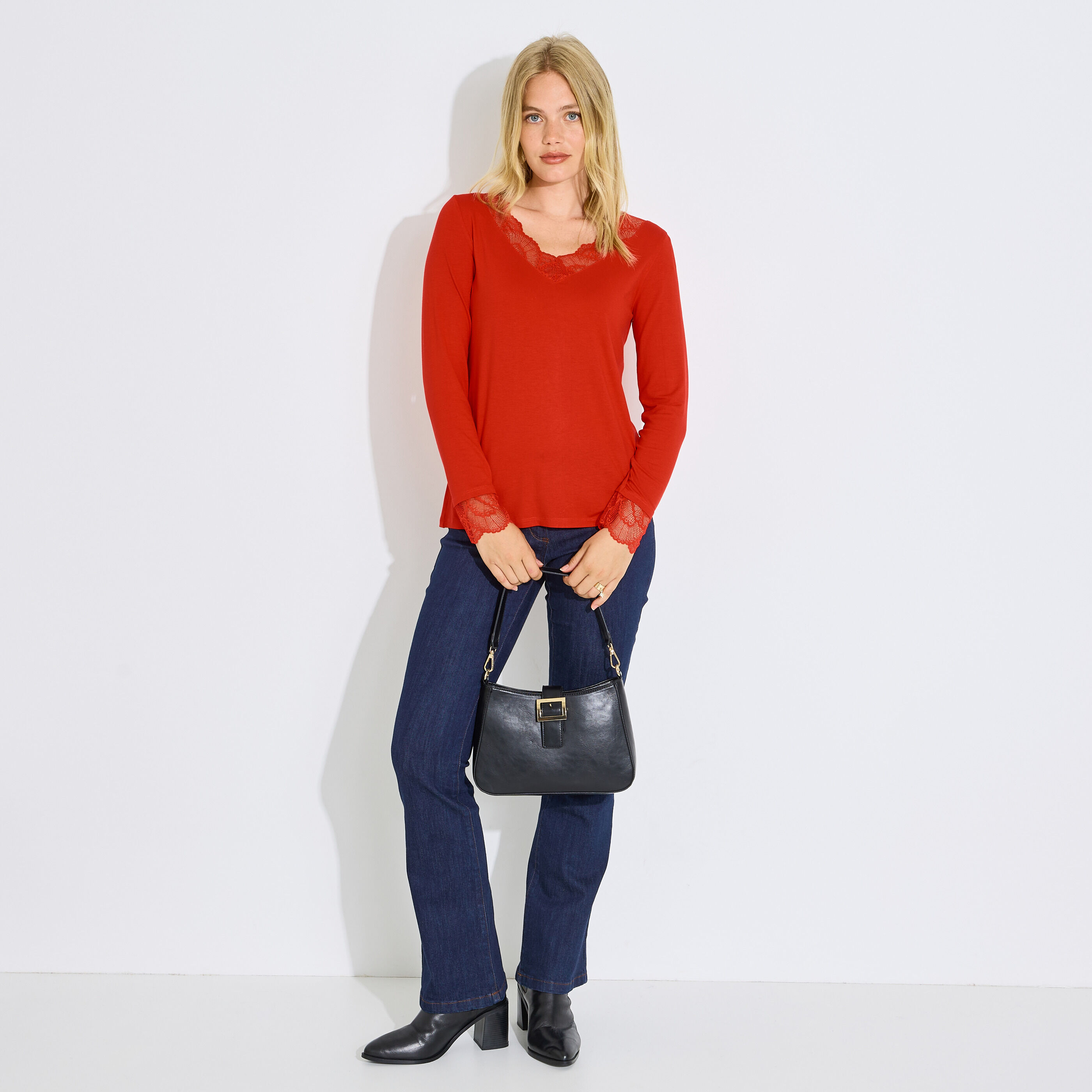 T-shirt col V ajour&eacute; femme