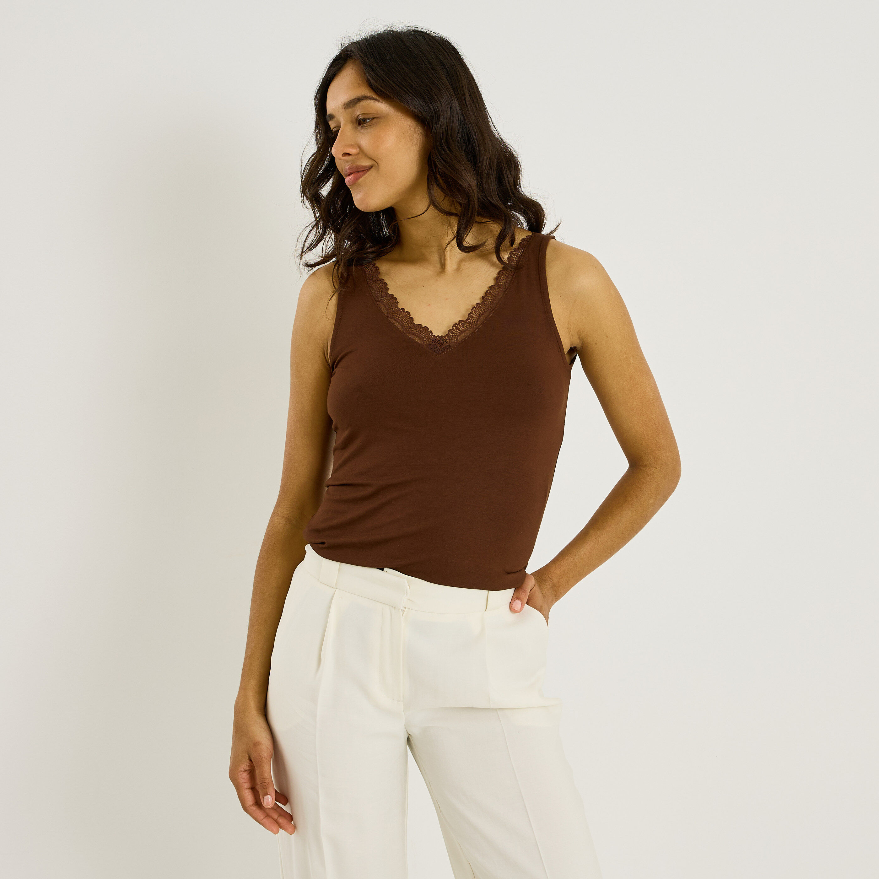 T-shirt sans manches col ajour&eacute; femme