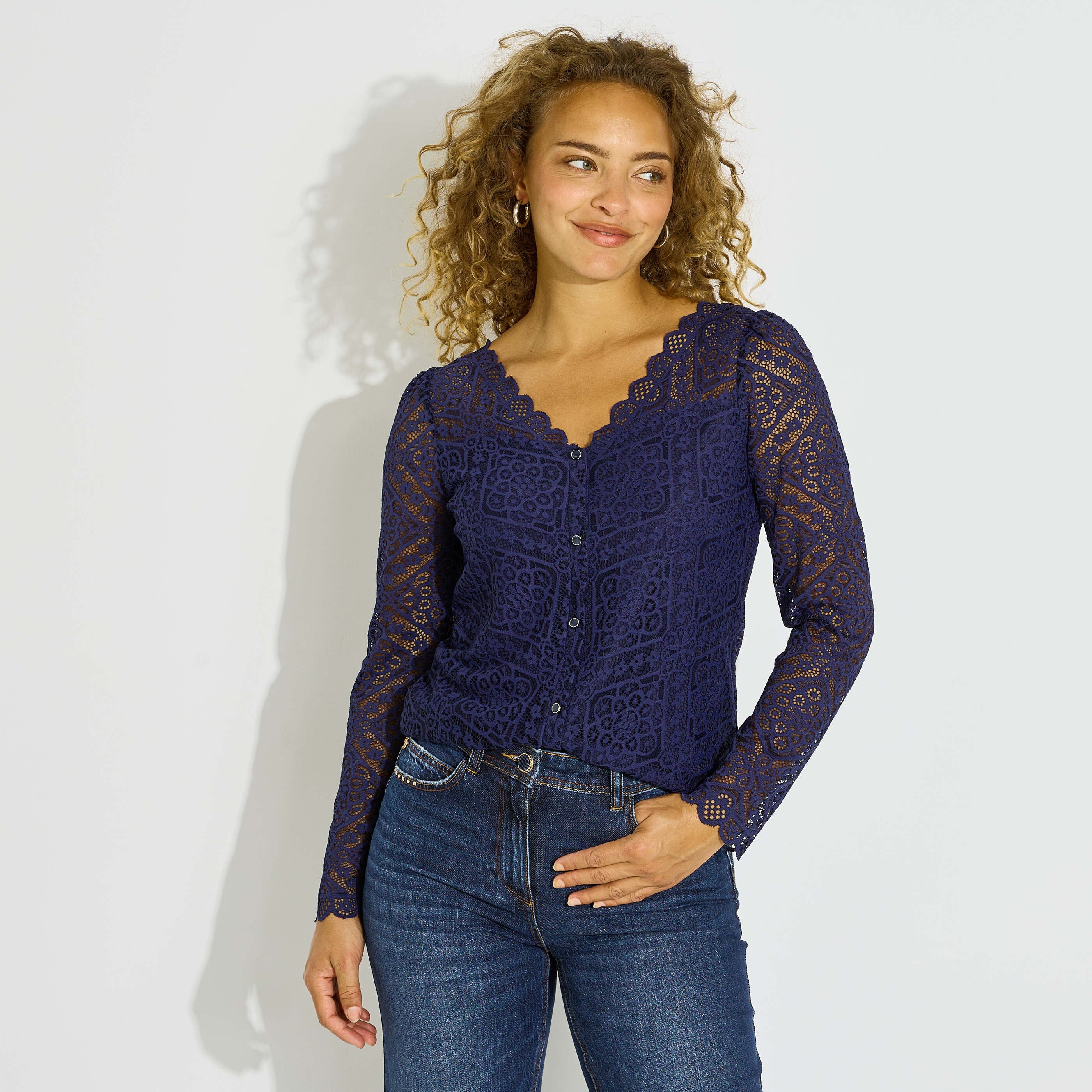 T-shirt col V ajour&eacute; femme