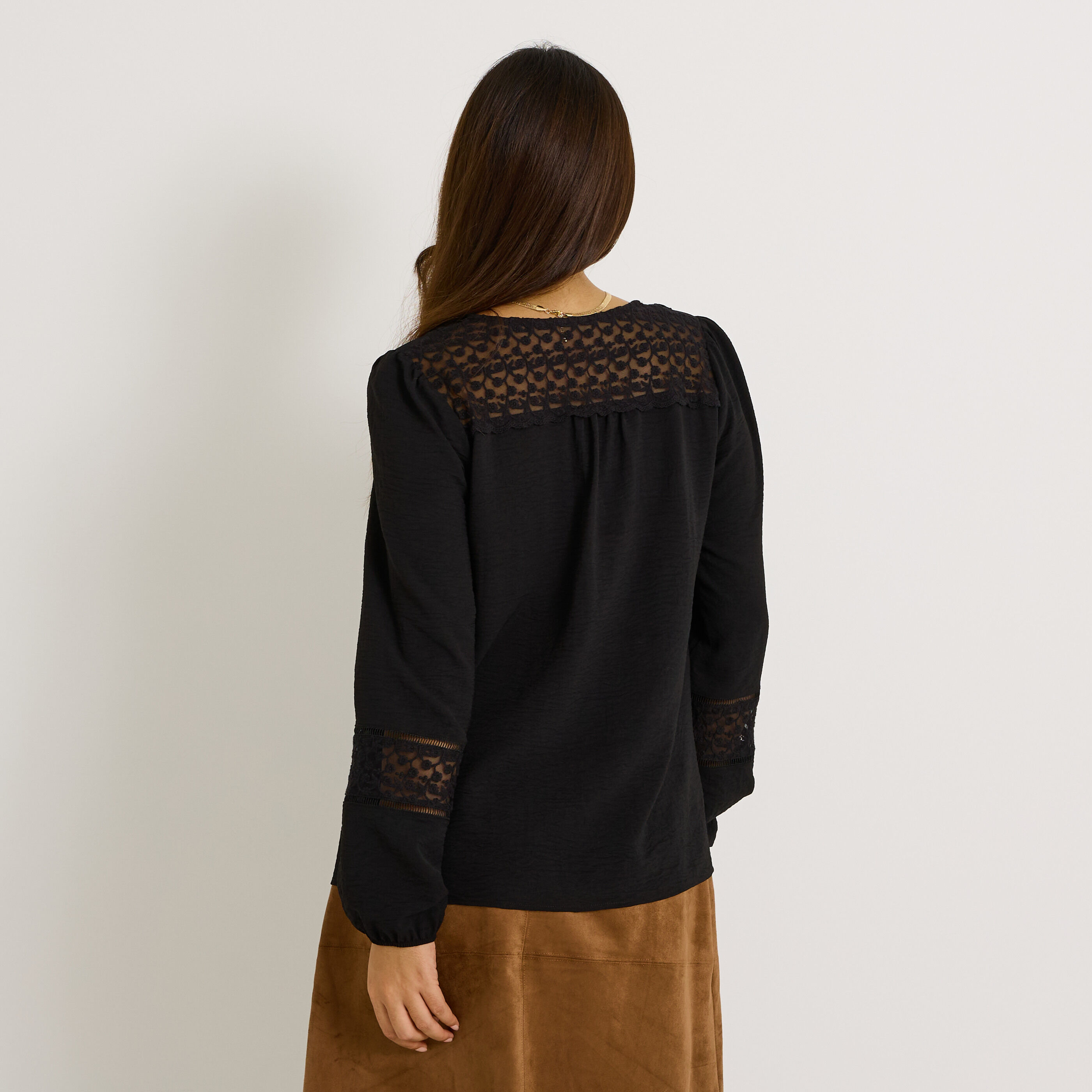 Blouse unie d&eacute;tails ajour&eacute;s femme