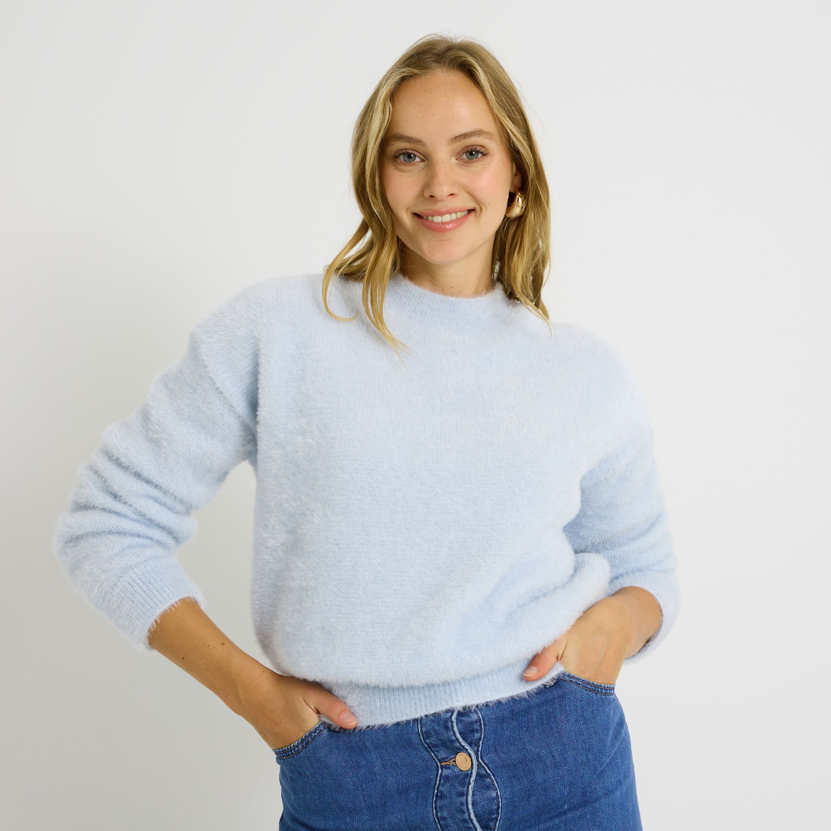 Pull fluffy col montant femme