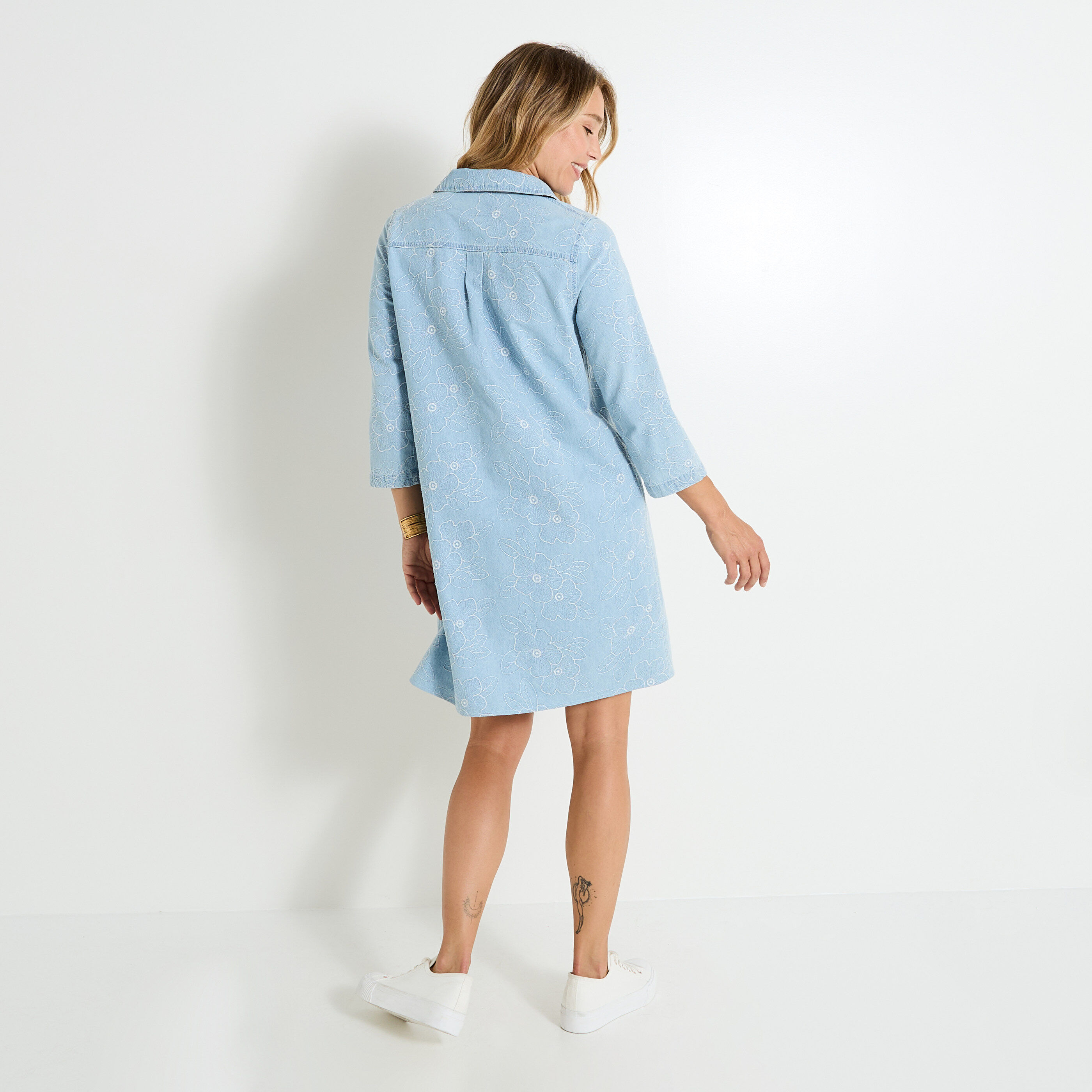 Robe en denim brod&eacute; &agrave; col chemise