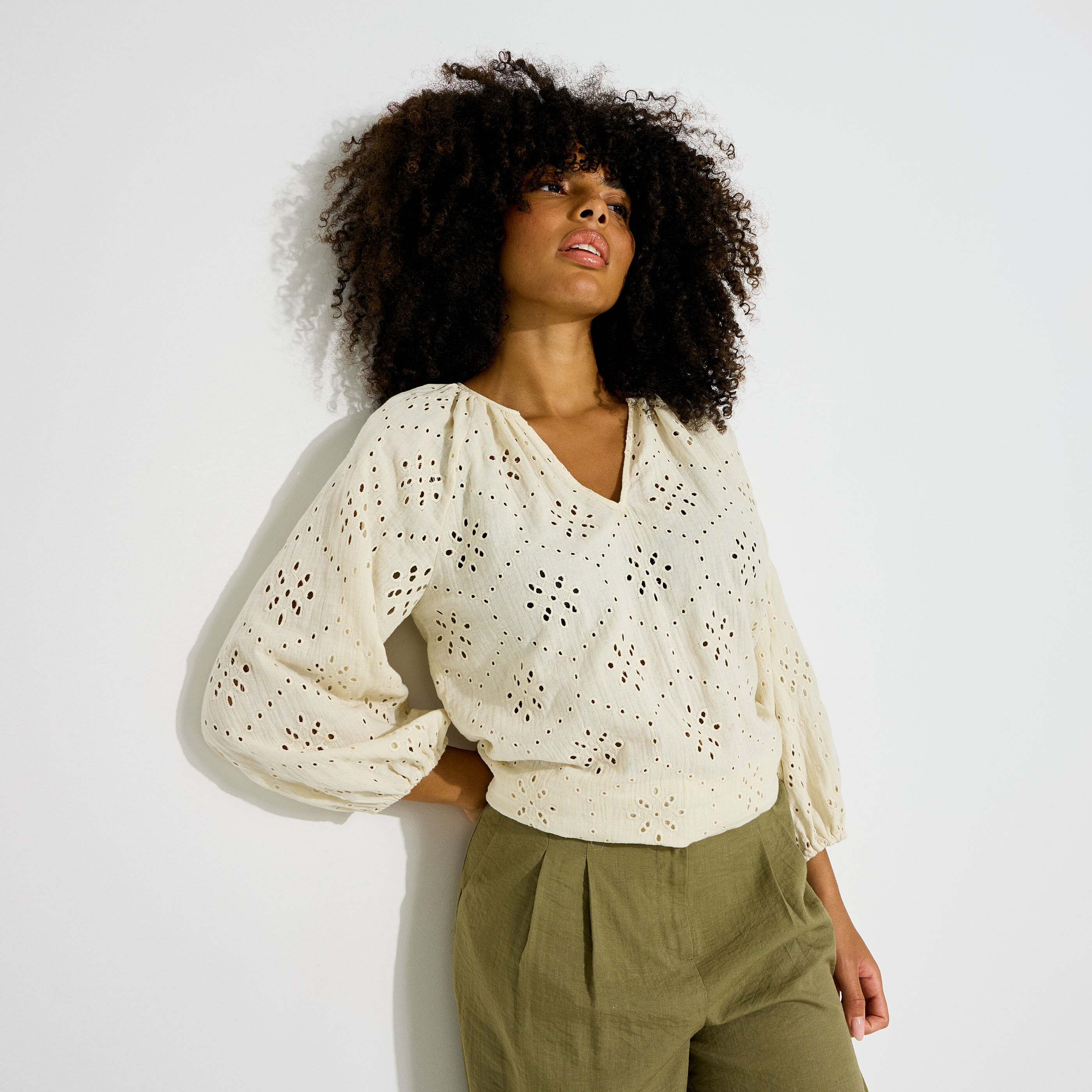 Blouse boh&egrave;me ajour&eacute;e &agrave; col V femme