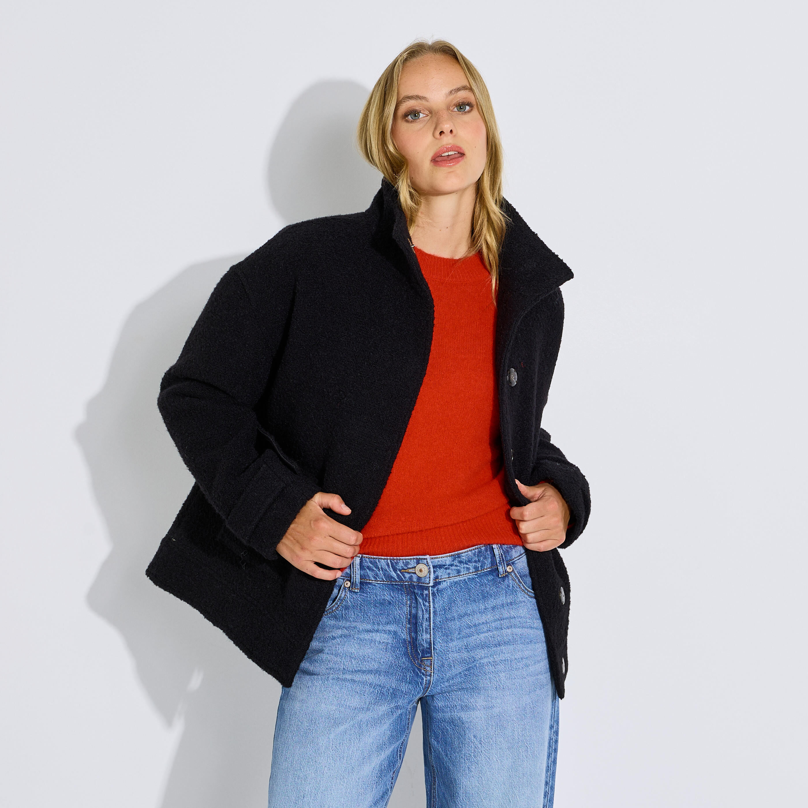 Manteau court en maille boucl&eacute;e femme