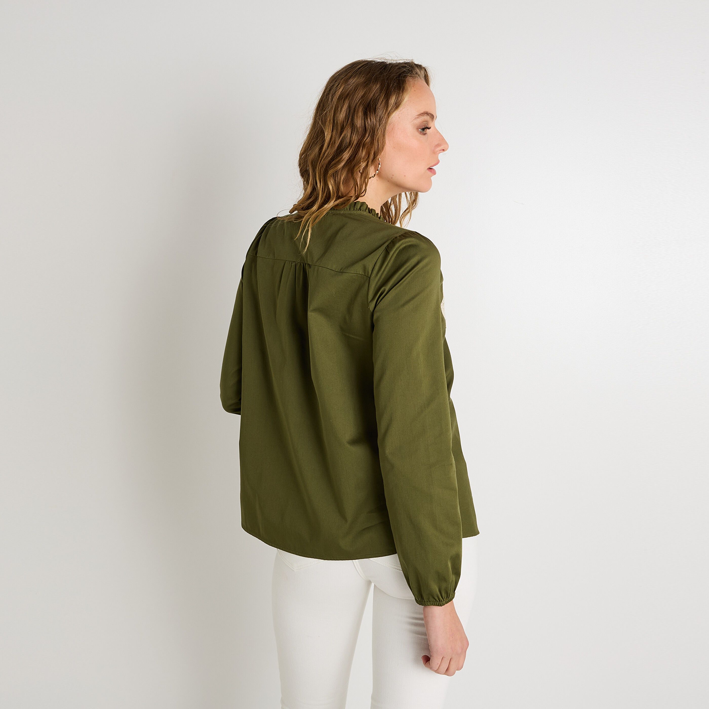 Chemisier broderies contrast&eacute;es femme
