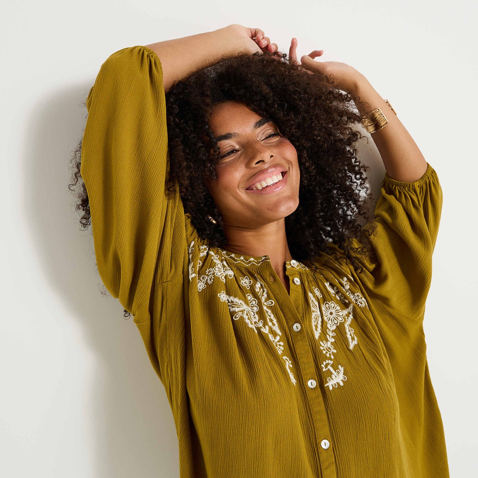 Chemise col rond brodée femme