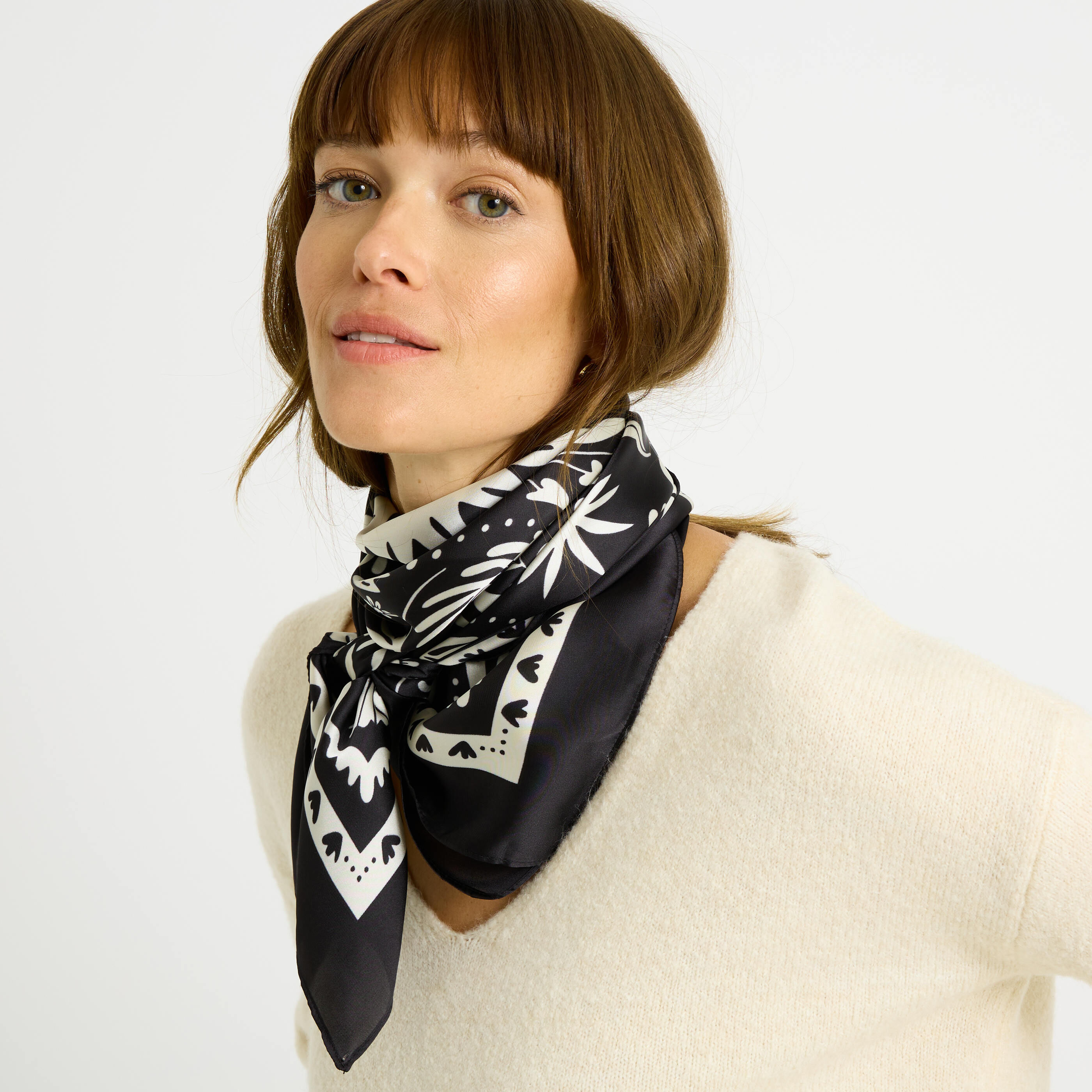 Foulard carr&eacute; satin&eacute; femme