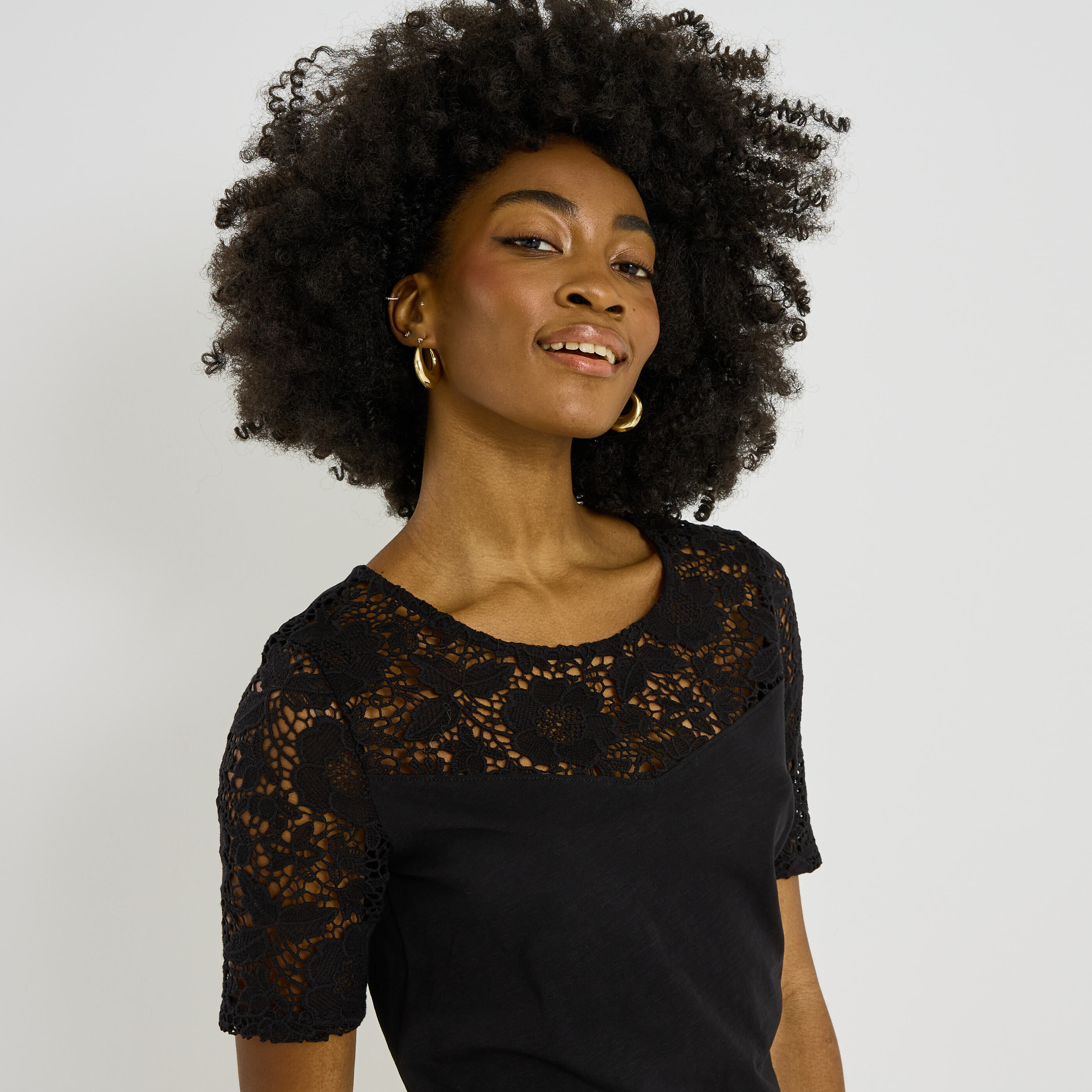 T-shirt d&eacute;tails ajour&eacute;s femme