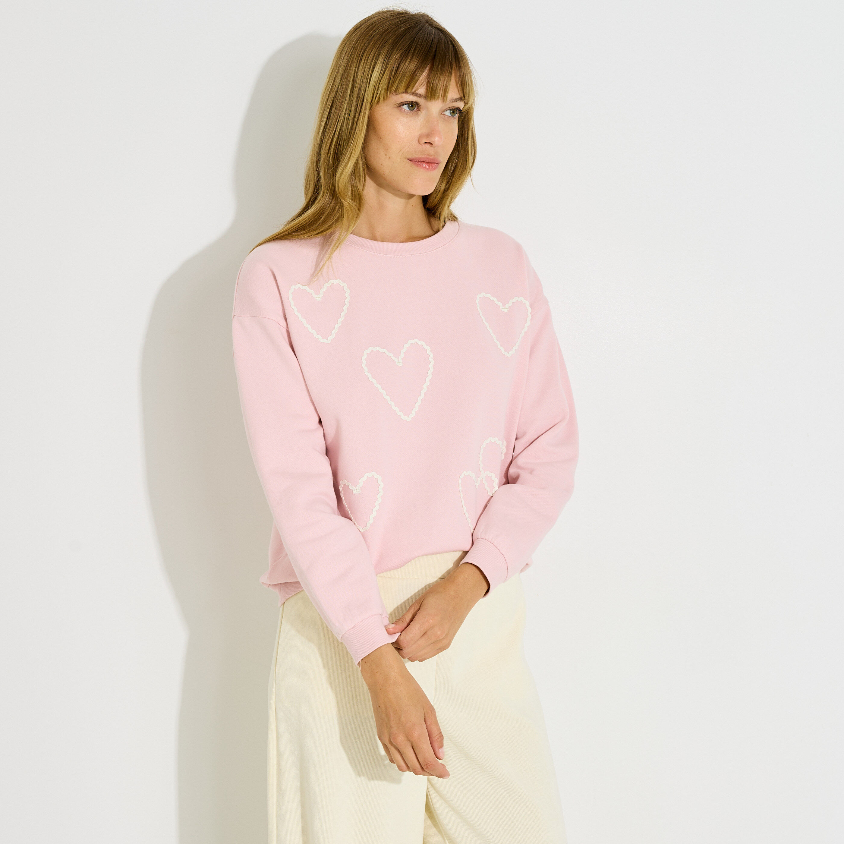 Sweat coupe droite motifs c&oelig;urs femme