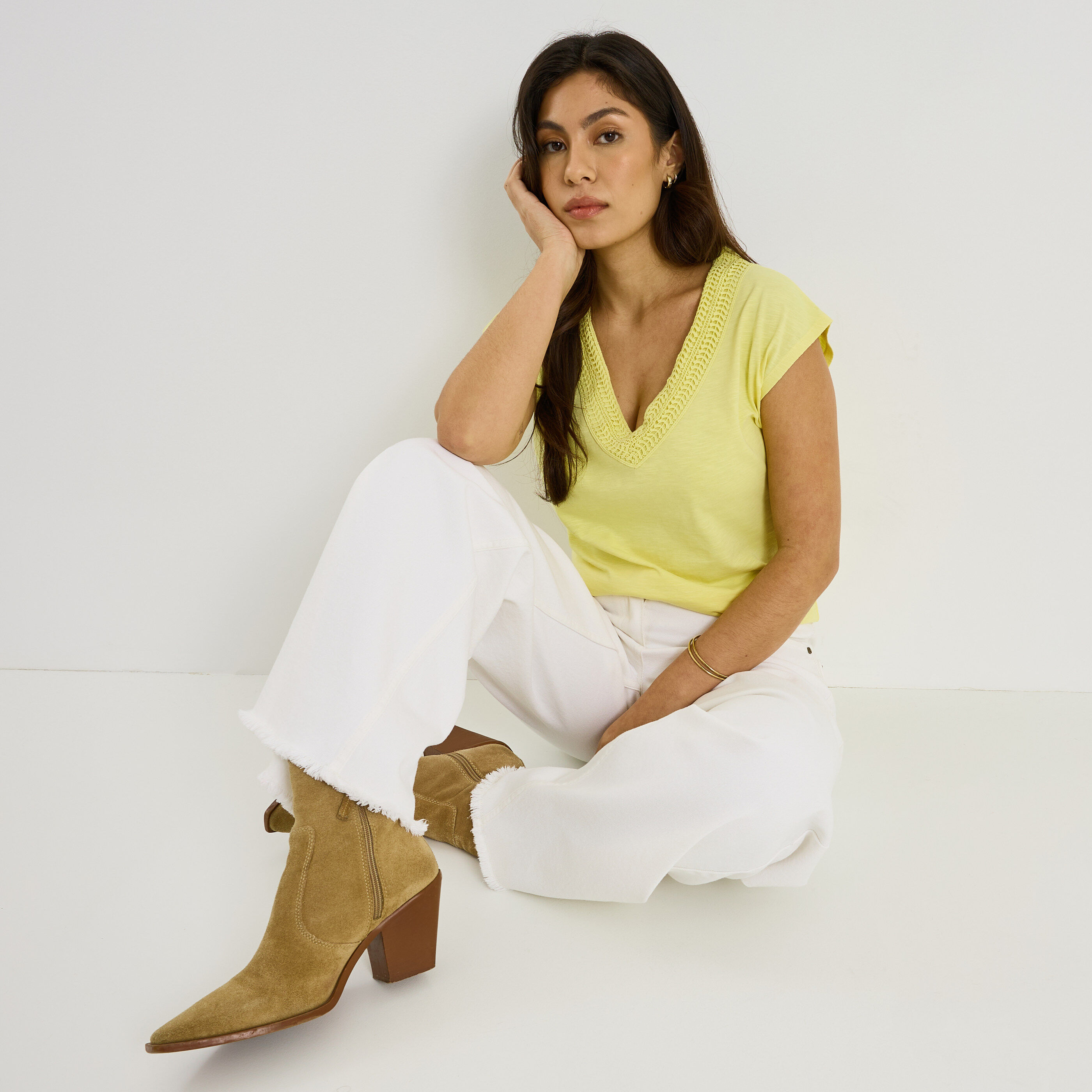 T-shirt col V ajour&eacute; femme