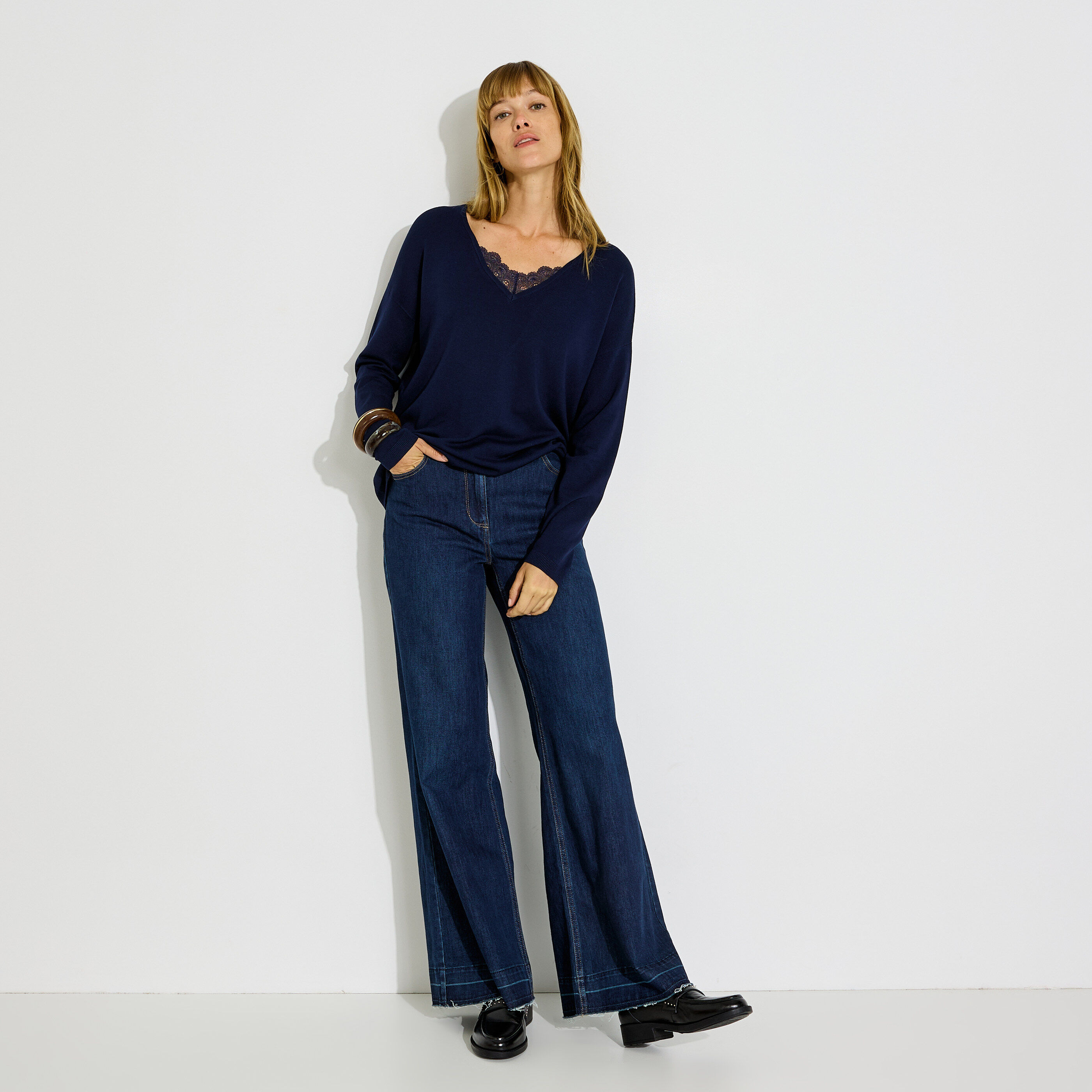 Pull ample col V encolure ajour&eacute;e femme