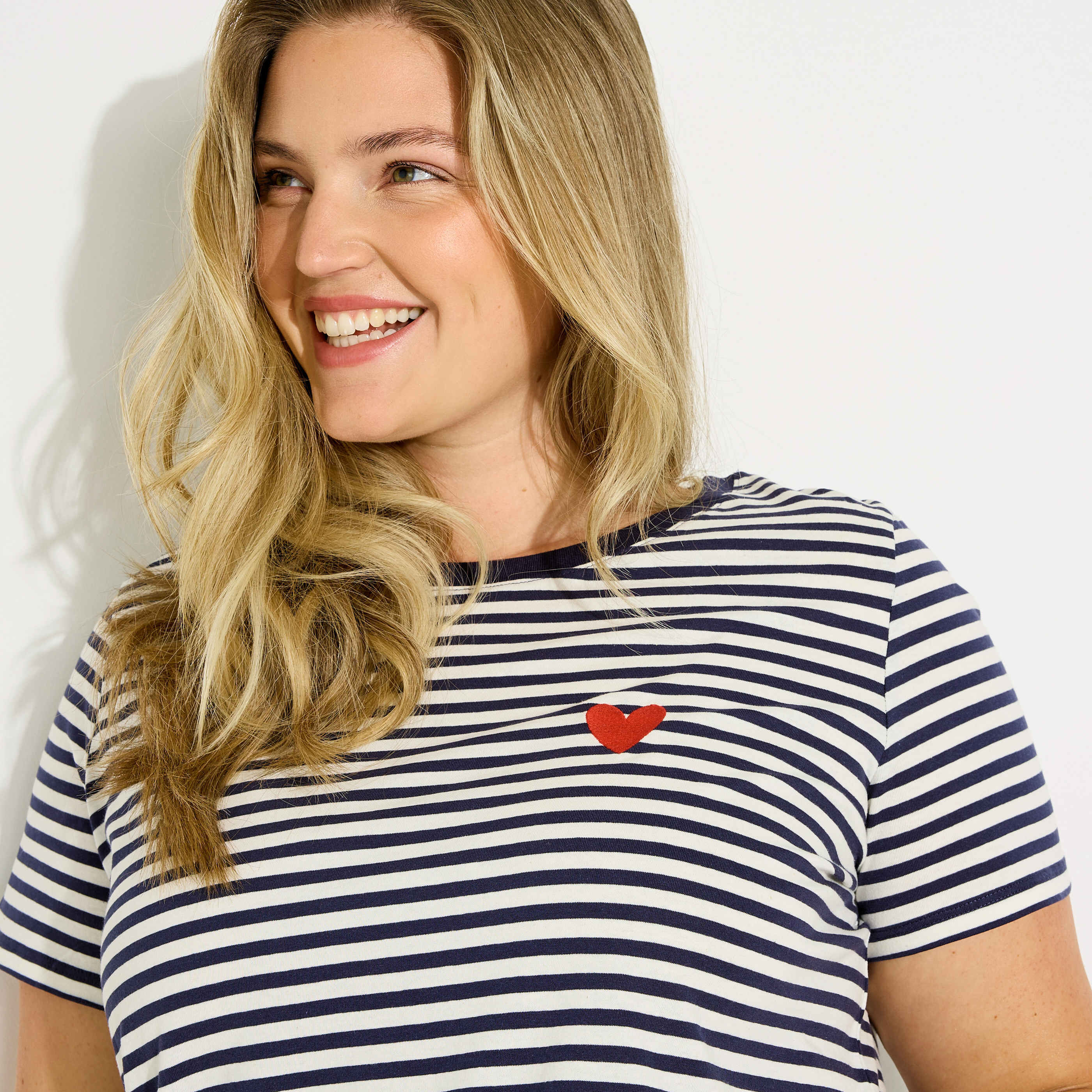 T-shirt ray&eacute; c&oelig;ur brod&eacute; femme