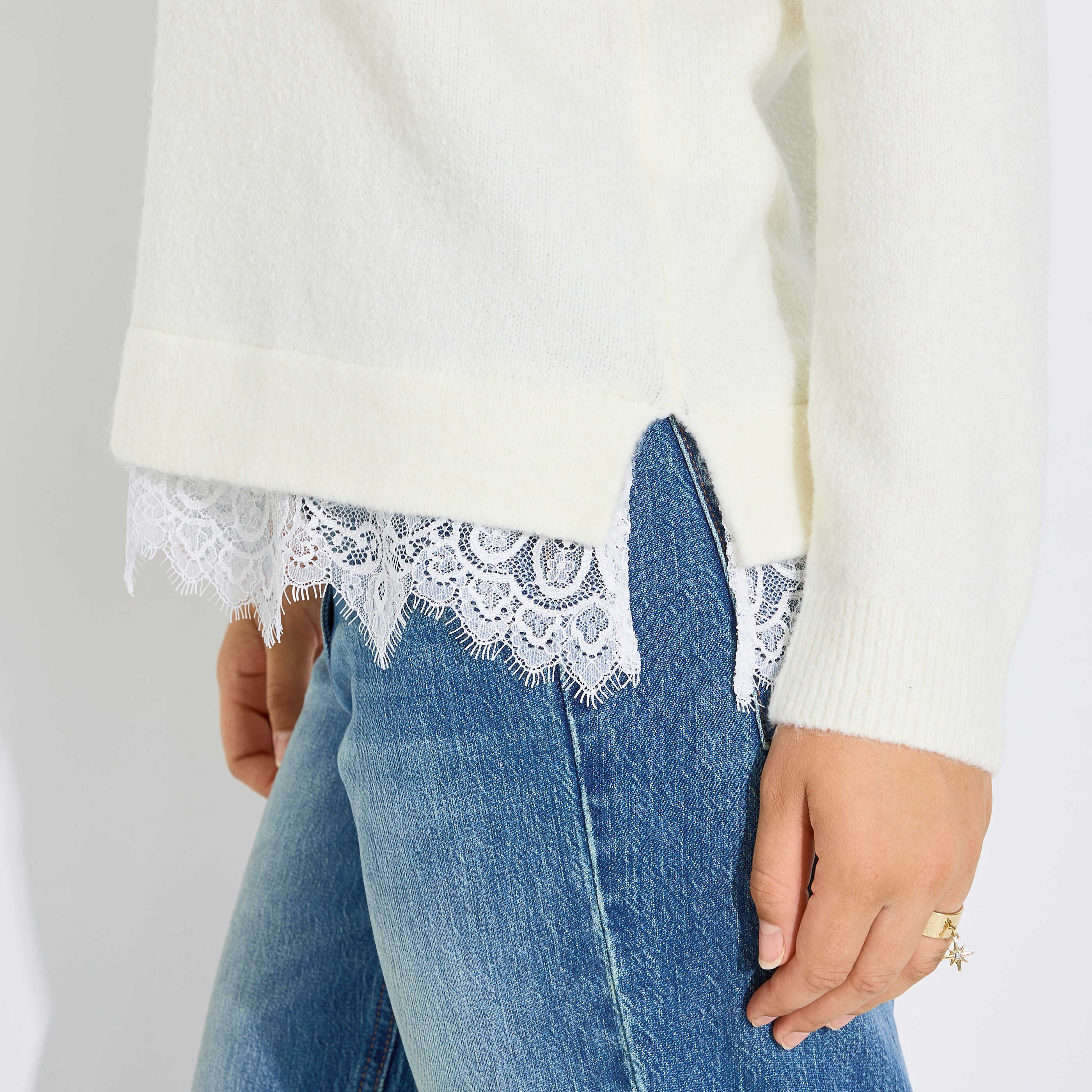  Pull finition guipure &agrave; la base femme