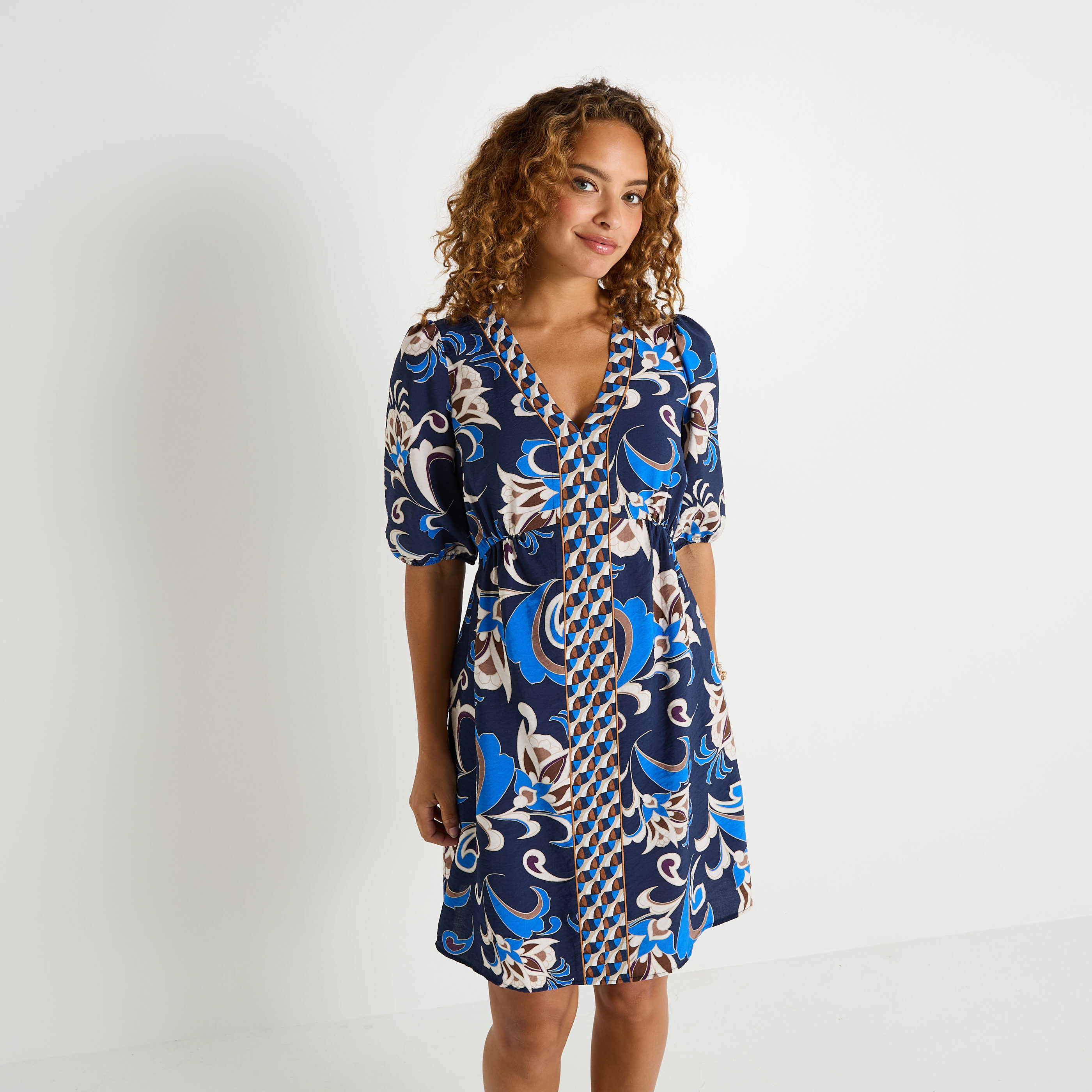 Robe courte imprim&eacute;e col V 