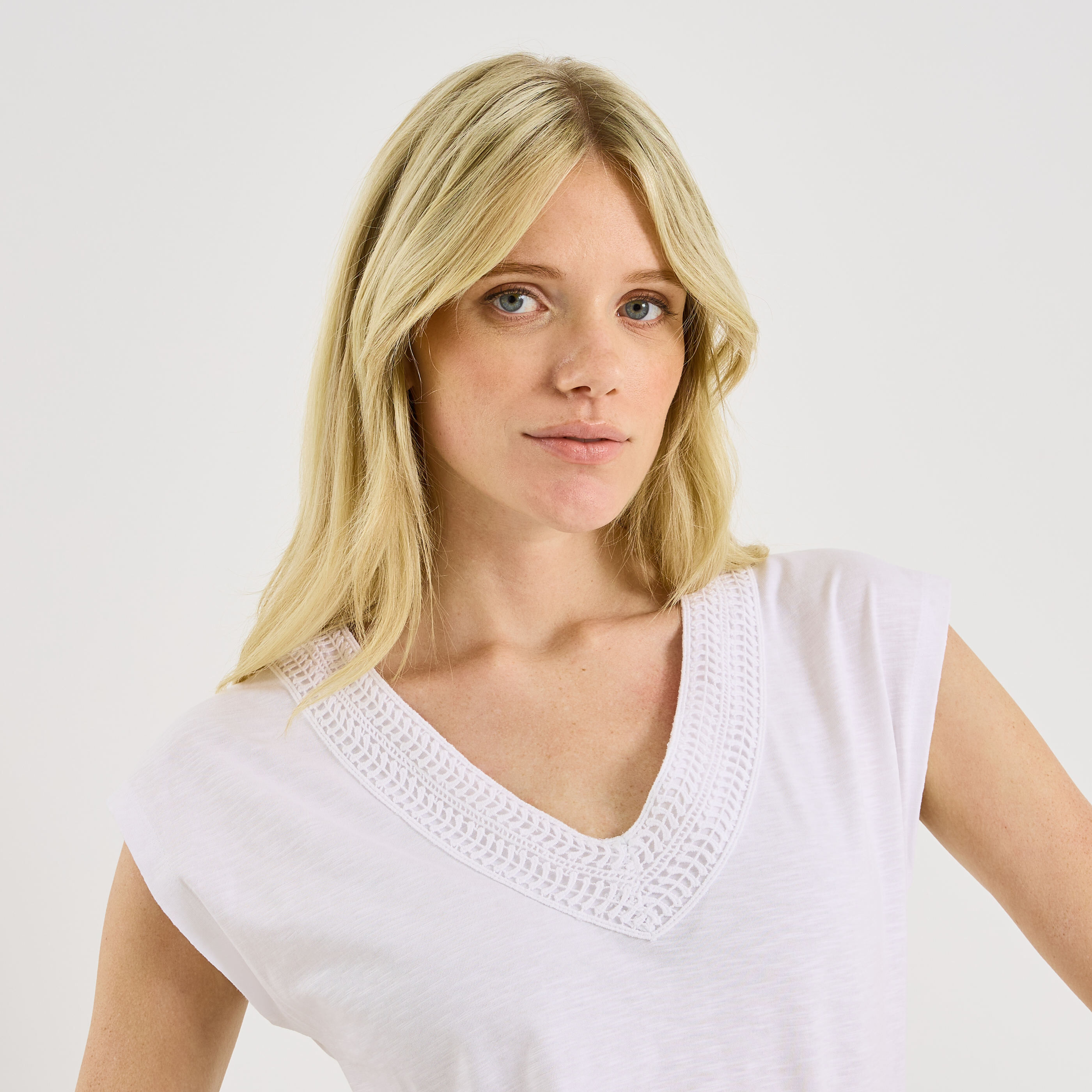 T-shirt col V ajour&eacute; femme