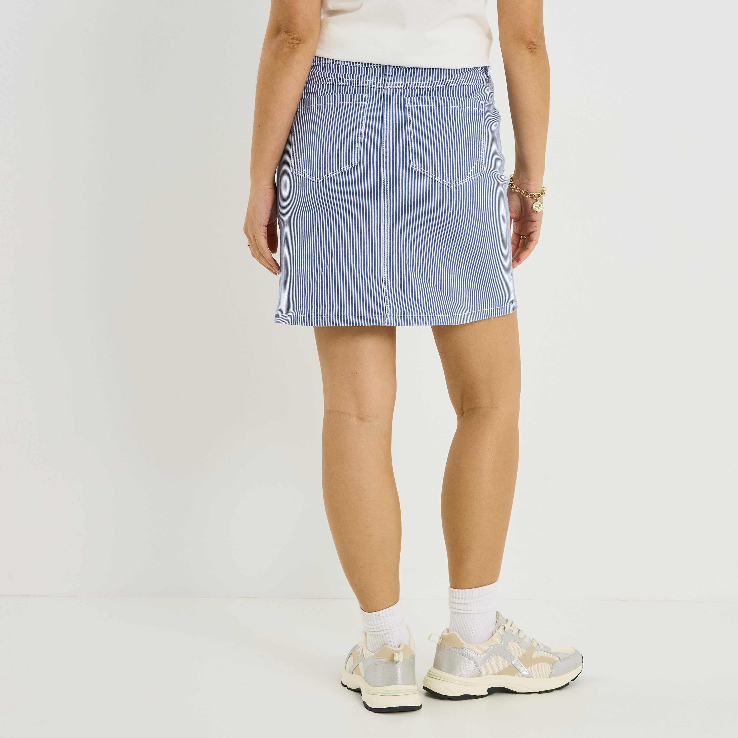 Jupe courte en jean ray&eacute;