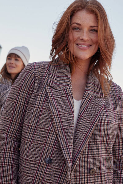 Manteau par-dessus femme