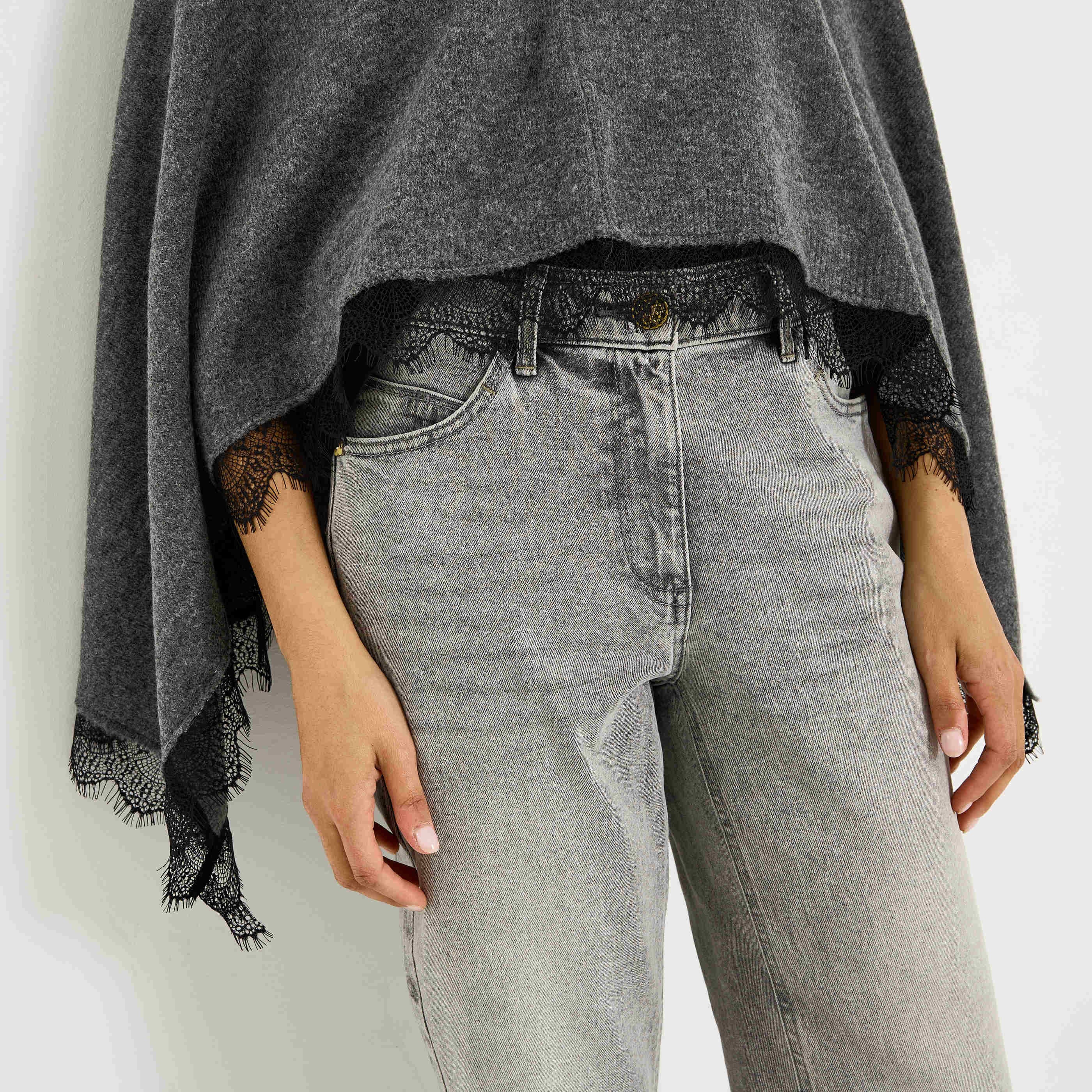 Poncho en maille bordure ajour&eacute;e femme
