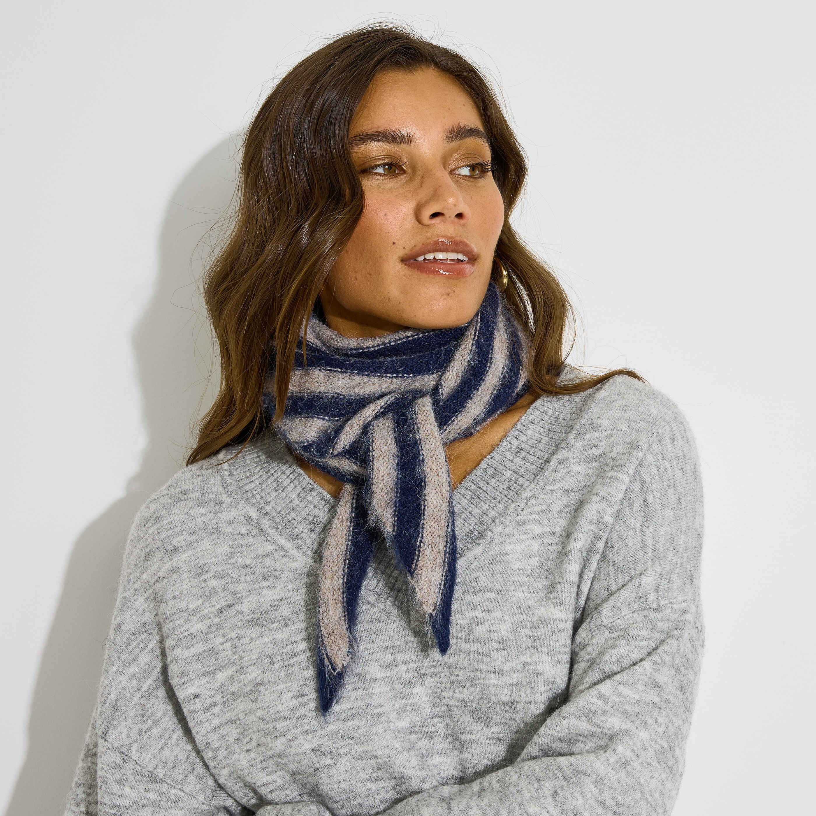 Echarpe forme triangle &agrave; rayures femme