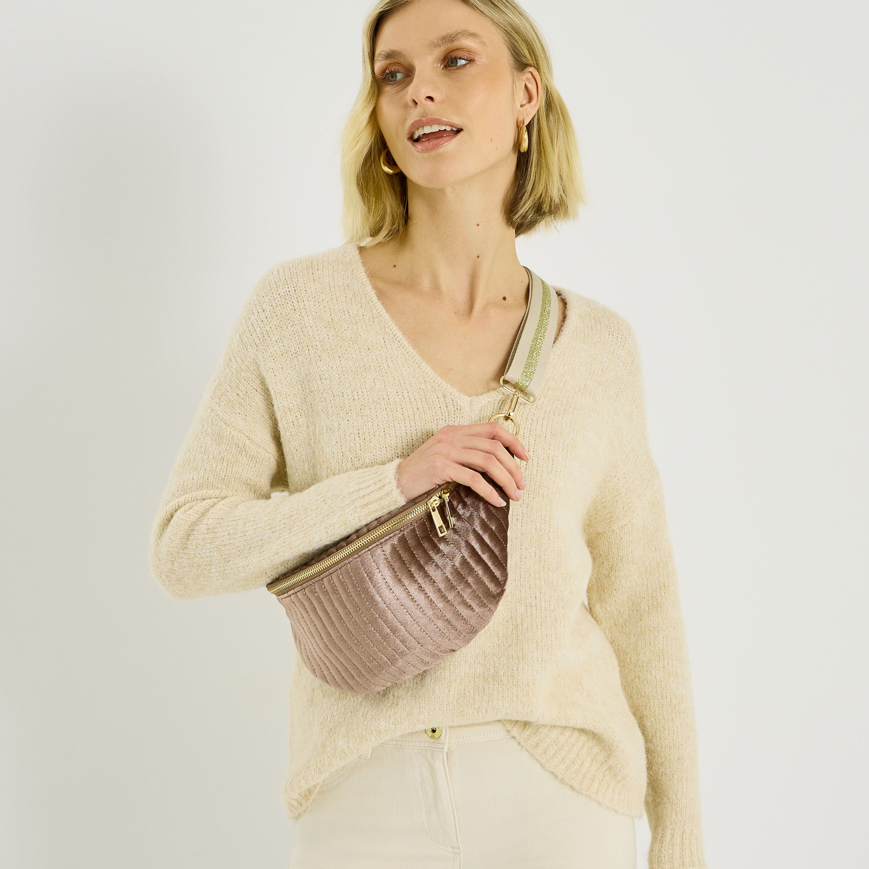 Sac banane en velours matelass&eacute; femme