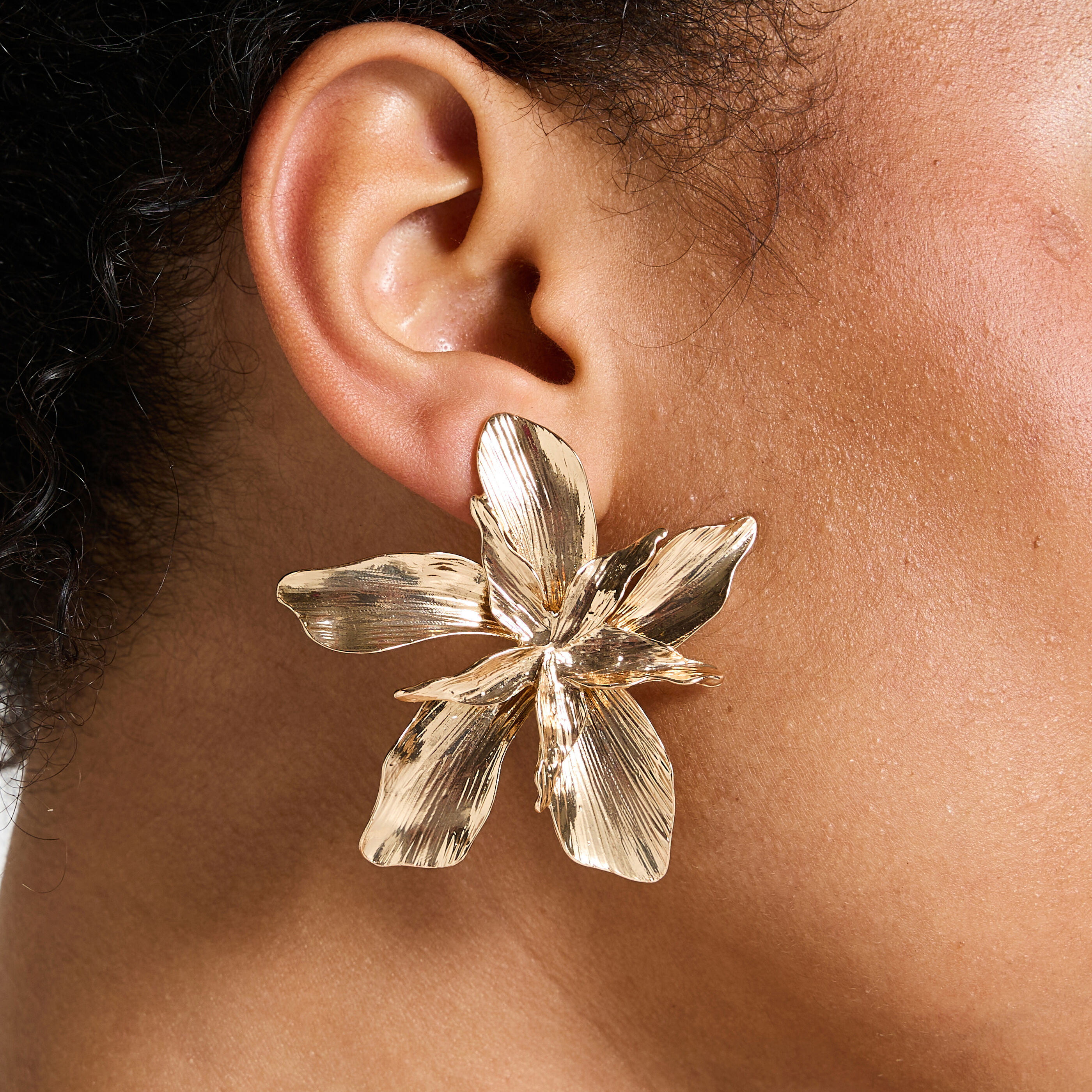 Boucles d'oreilles fleurs textur&eacute;es