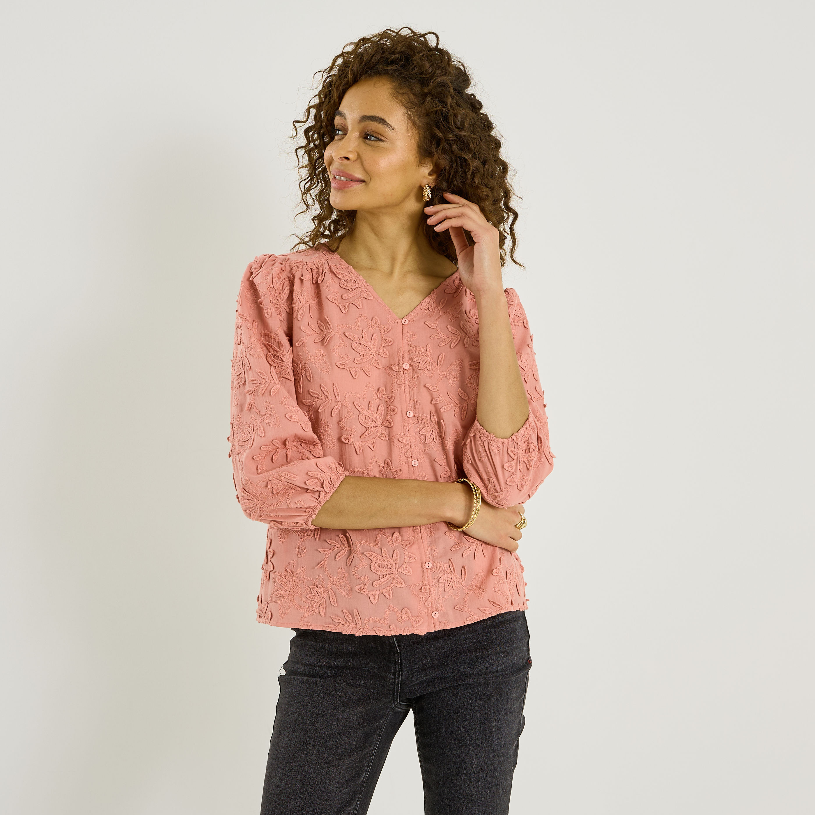 Blouse broderies florales &agrave; col V femme