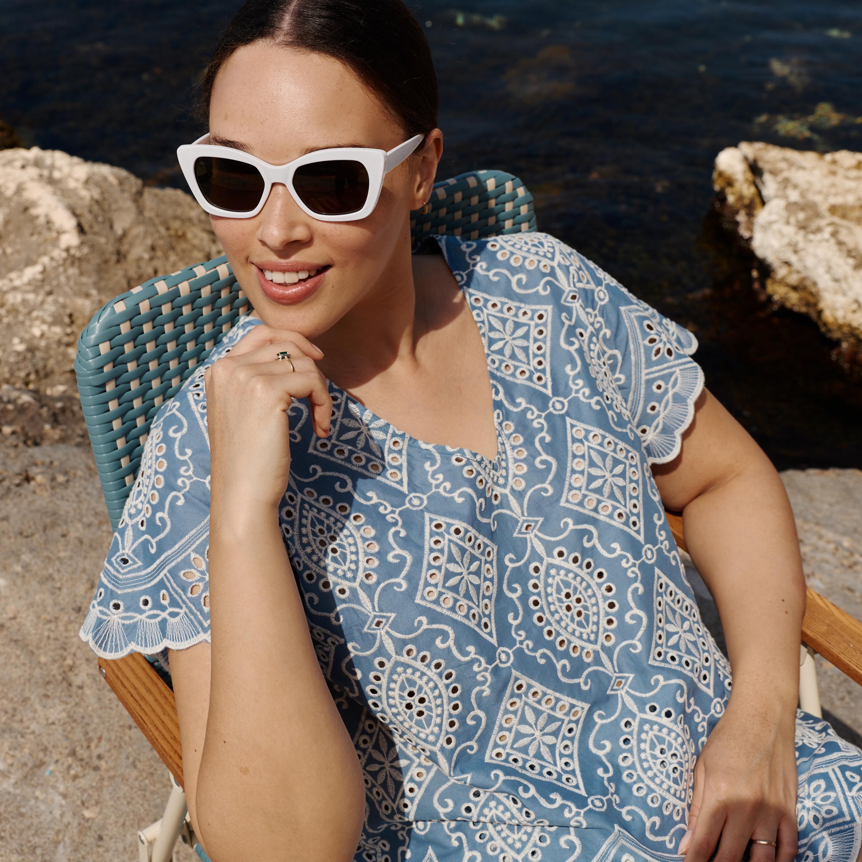 Blouse brod&eacute;e manches courtes femme