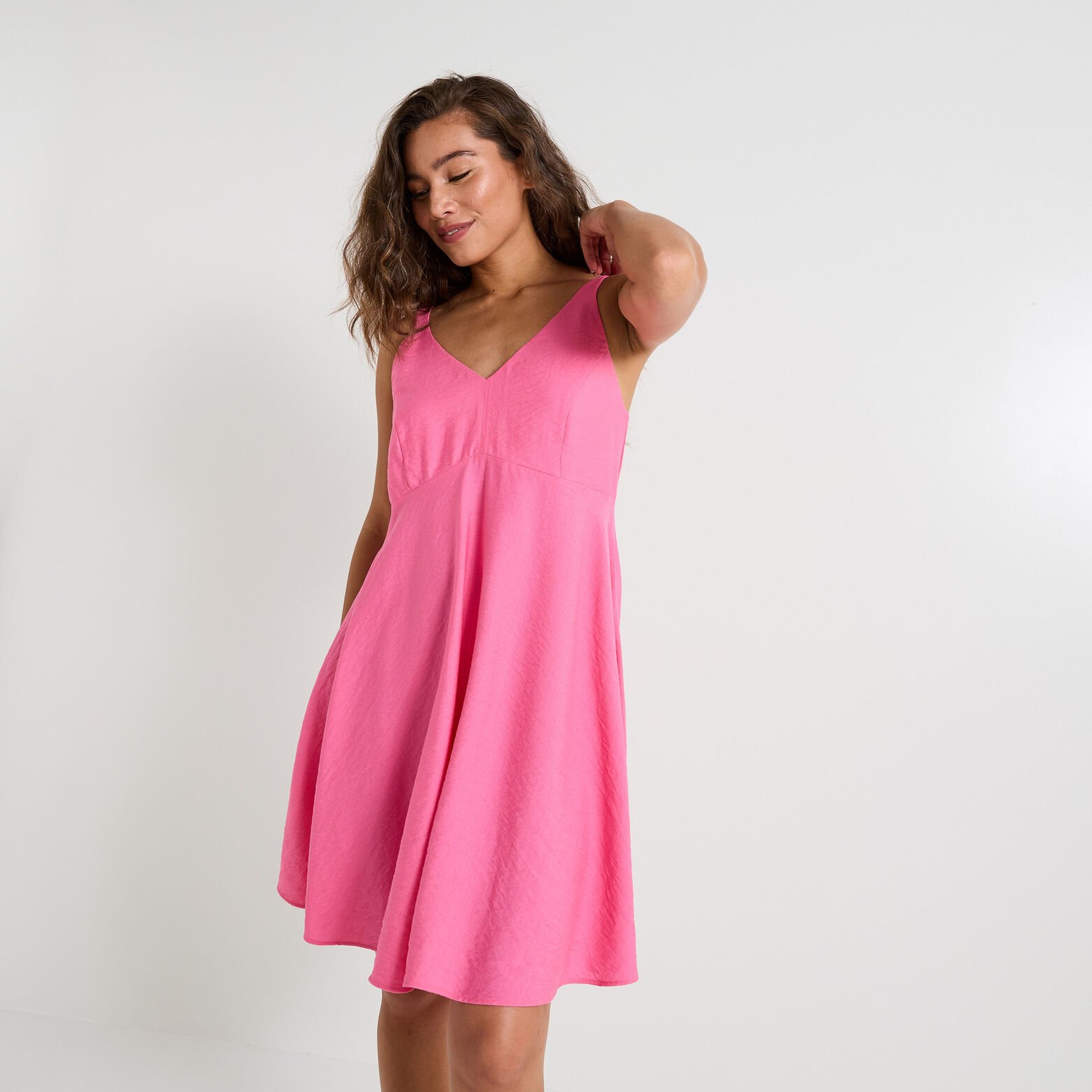 Robe courte col V à bretelles
