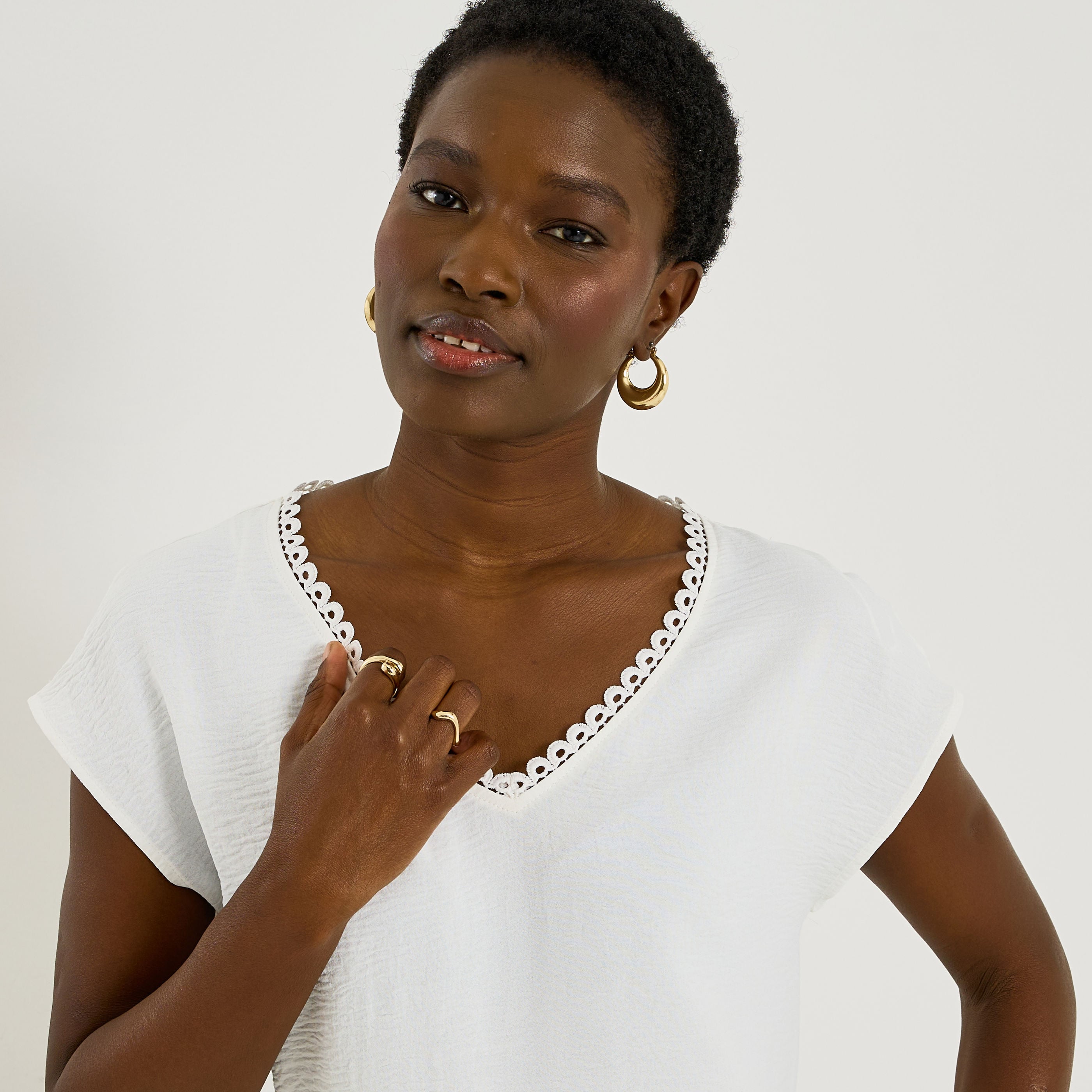 Blouse unie d&eacute;tails ajour&eacute;s femme