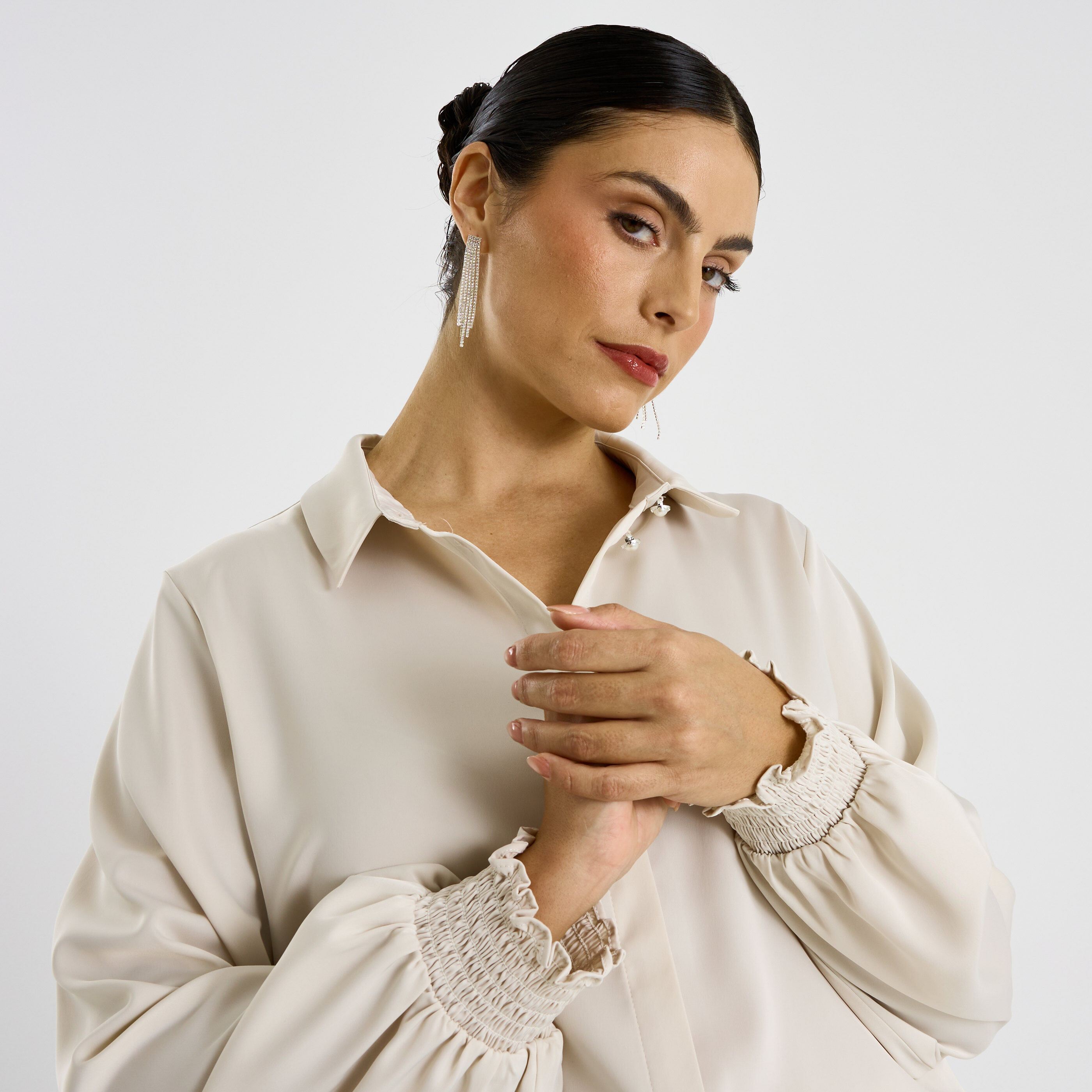 Chemise satin&eacute;e et boutons bijoux femme