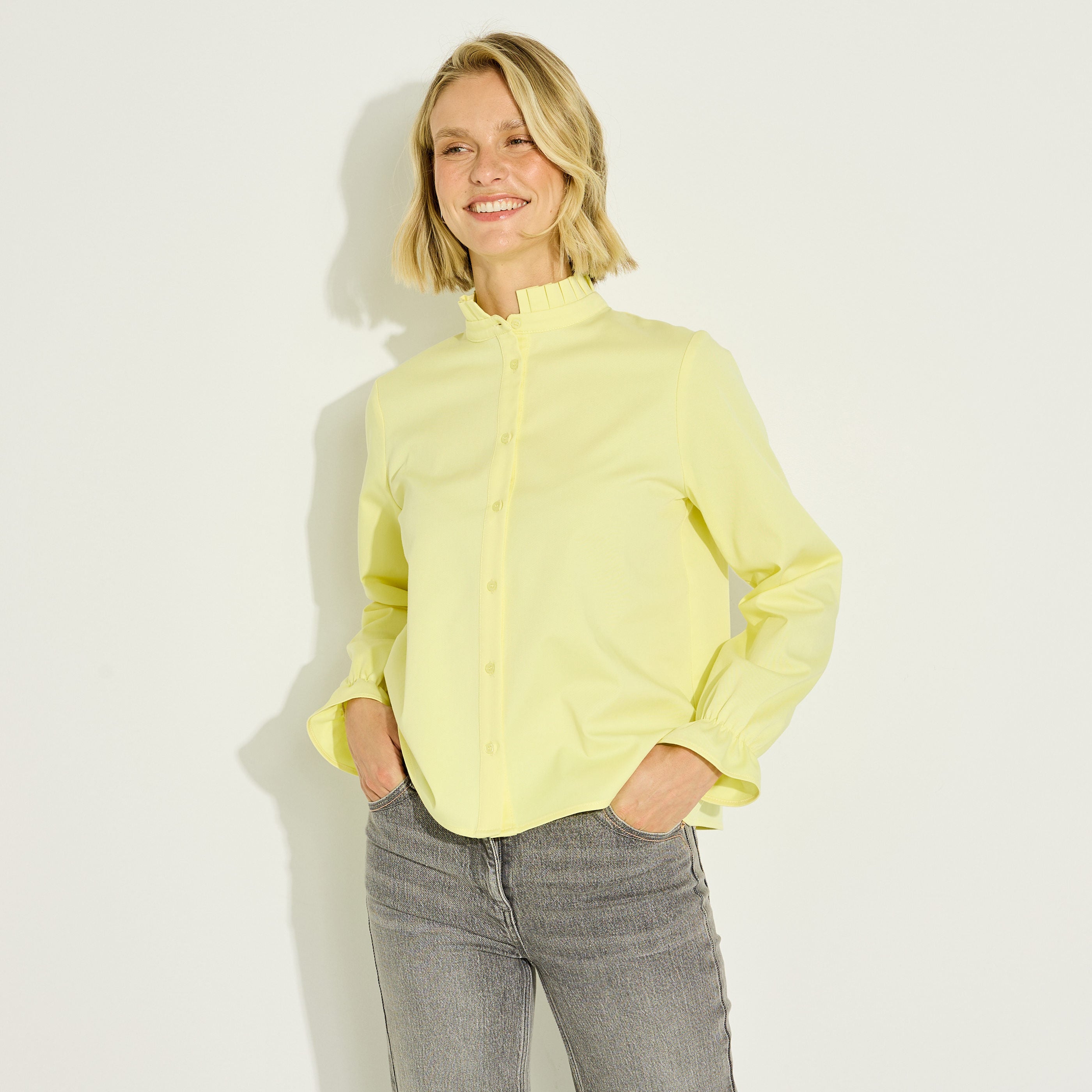 Chemise unie col montant volant&eacute; femme
