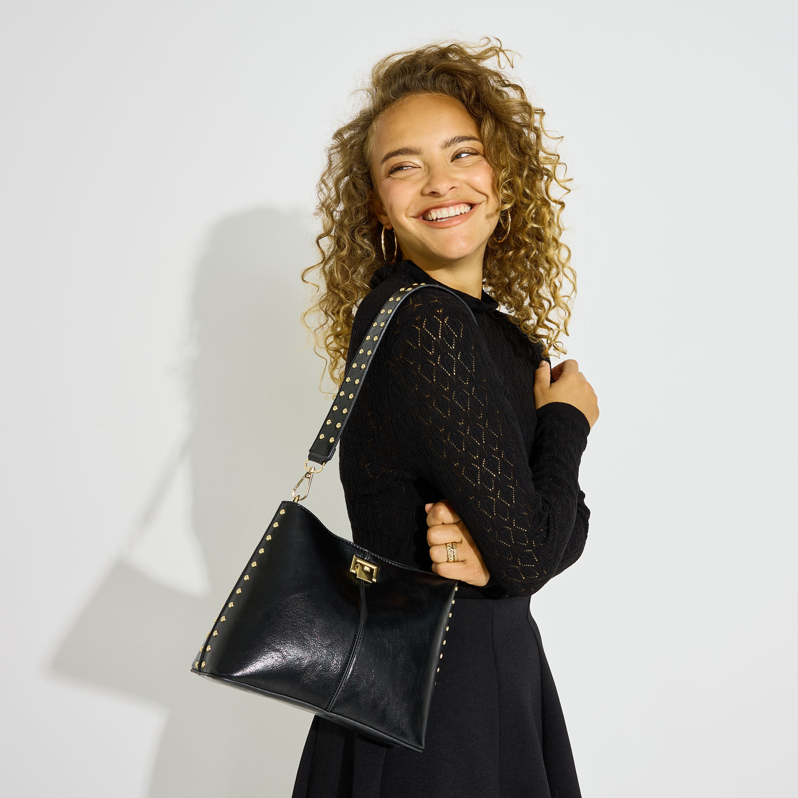 Sac seau anses clout&eacute;es femme