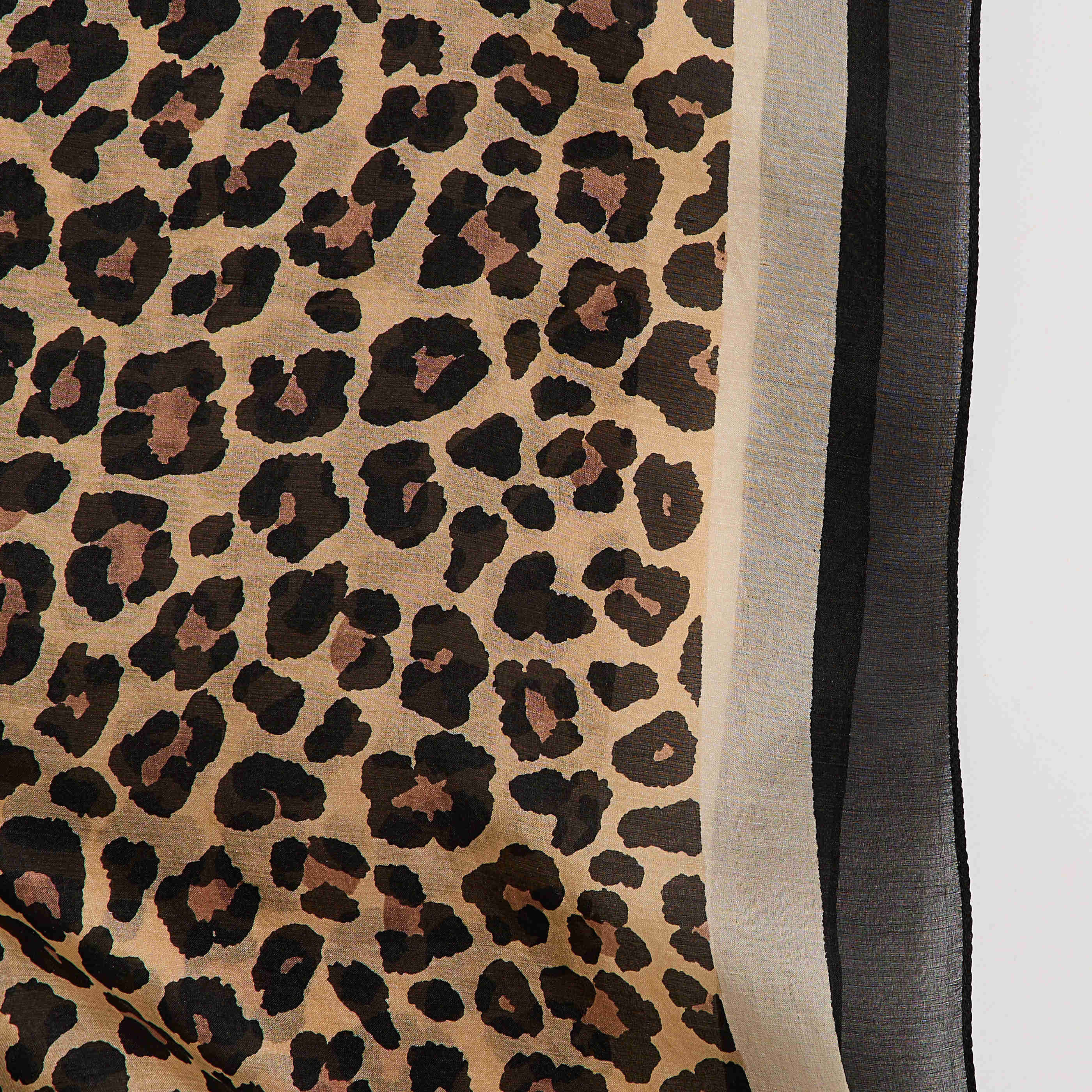 Foulard carr&eacute; en soie imprim&eacute; l&eacute;opard