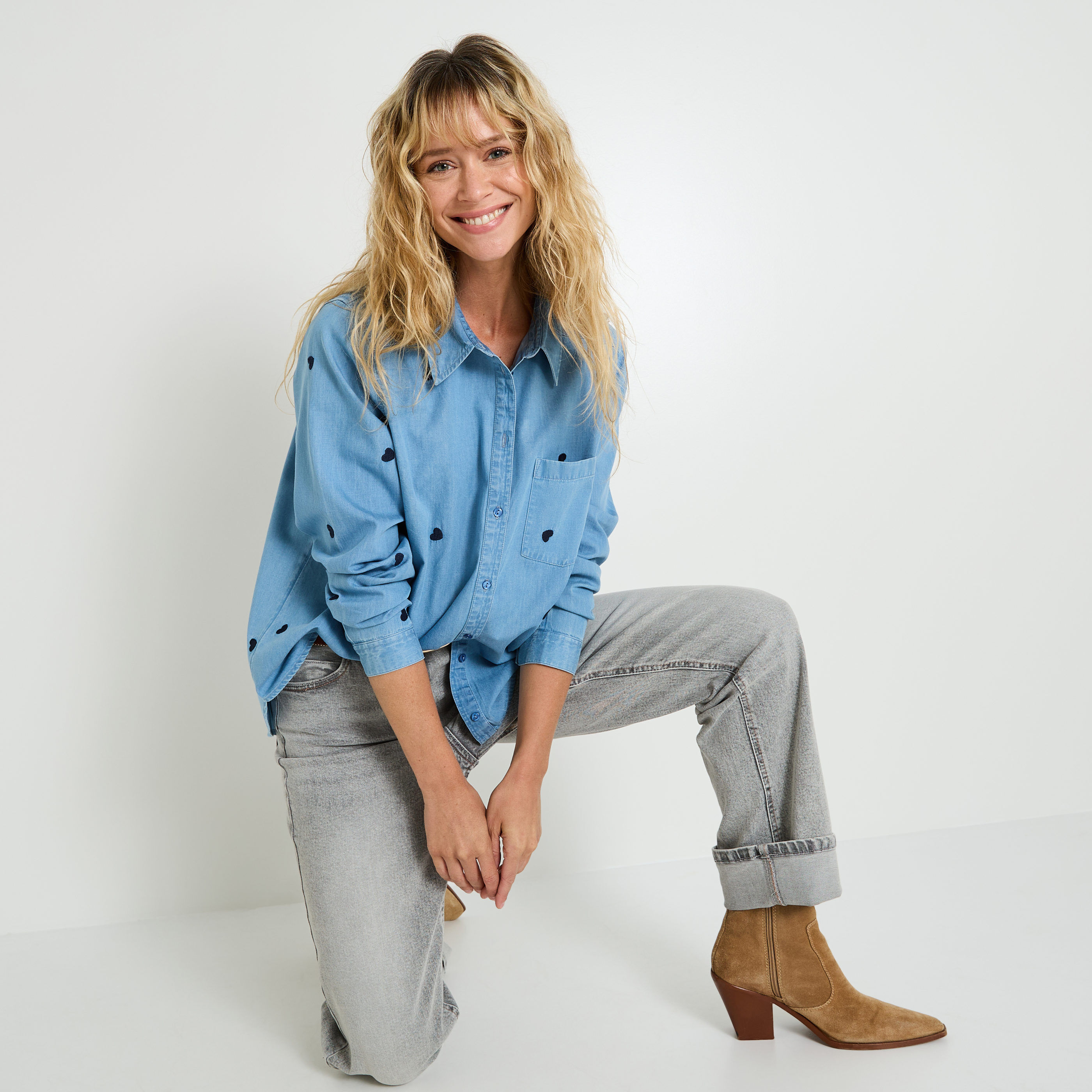 Chemise brod&eacute;e en denim femme