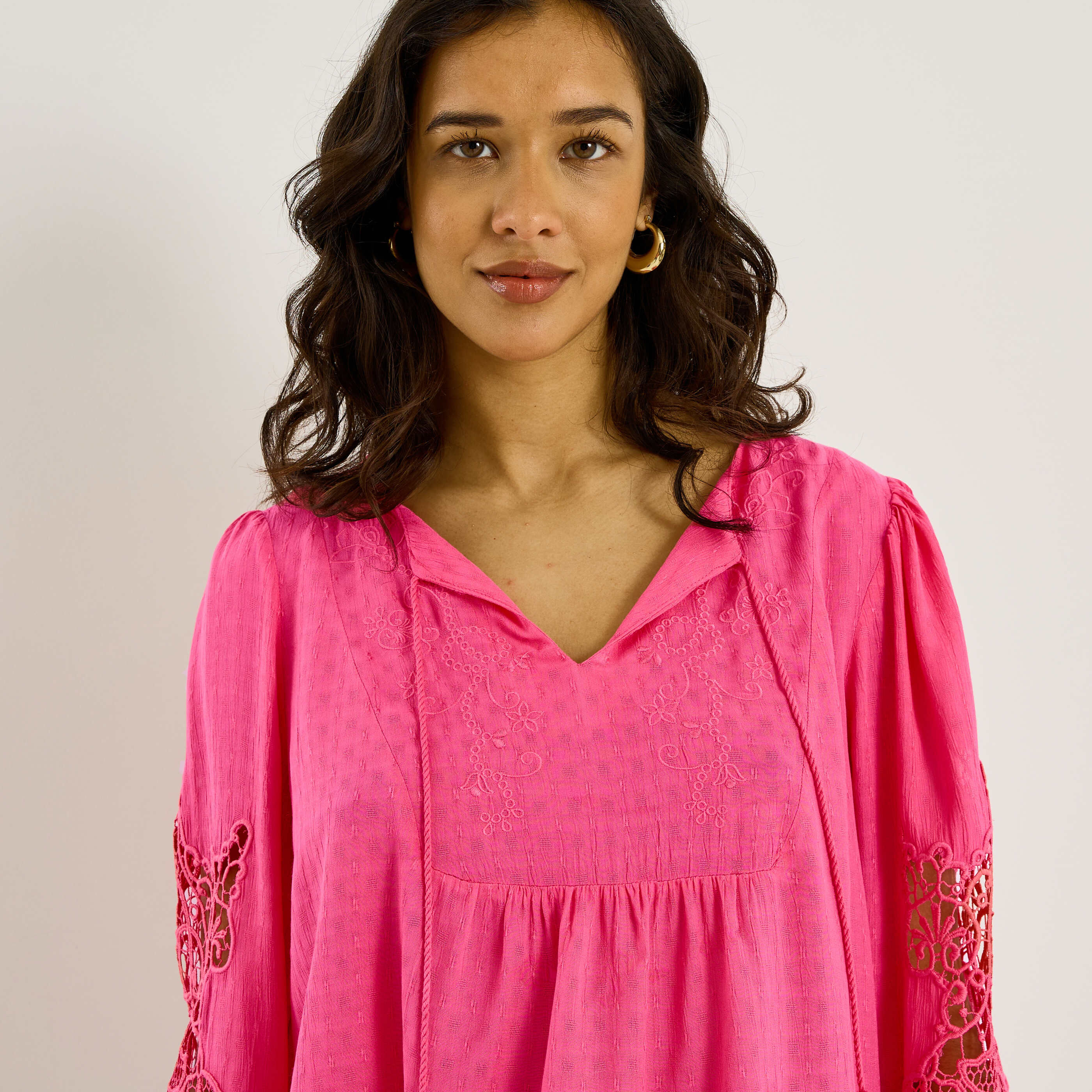 Blouse brod&eacute;e d&eacute;tails ajour&eacute;s femme