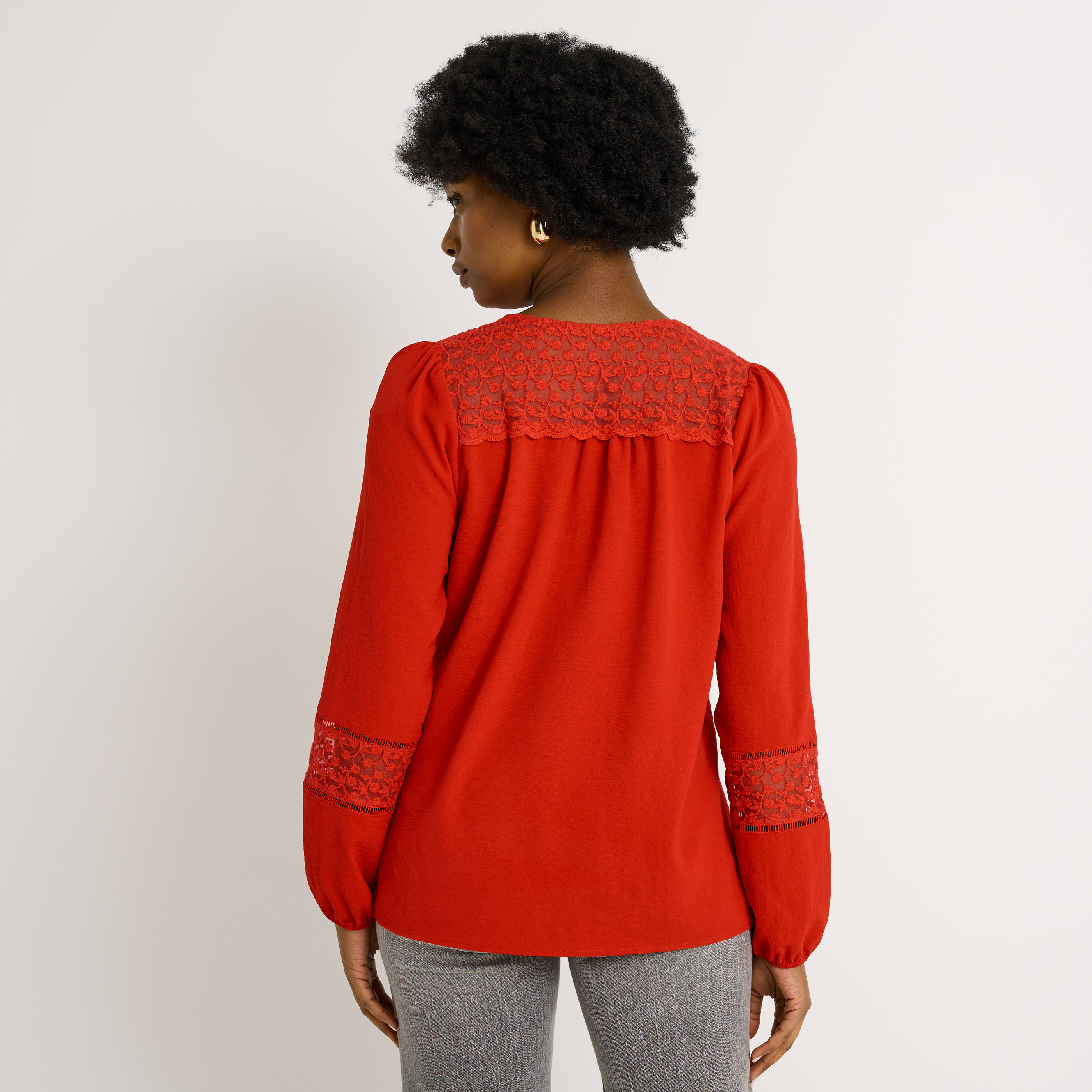 Blouse unie d&eacute;tails ajour&eacute;s femme