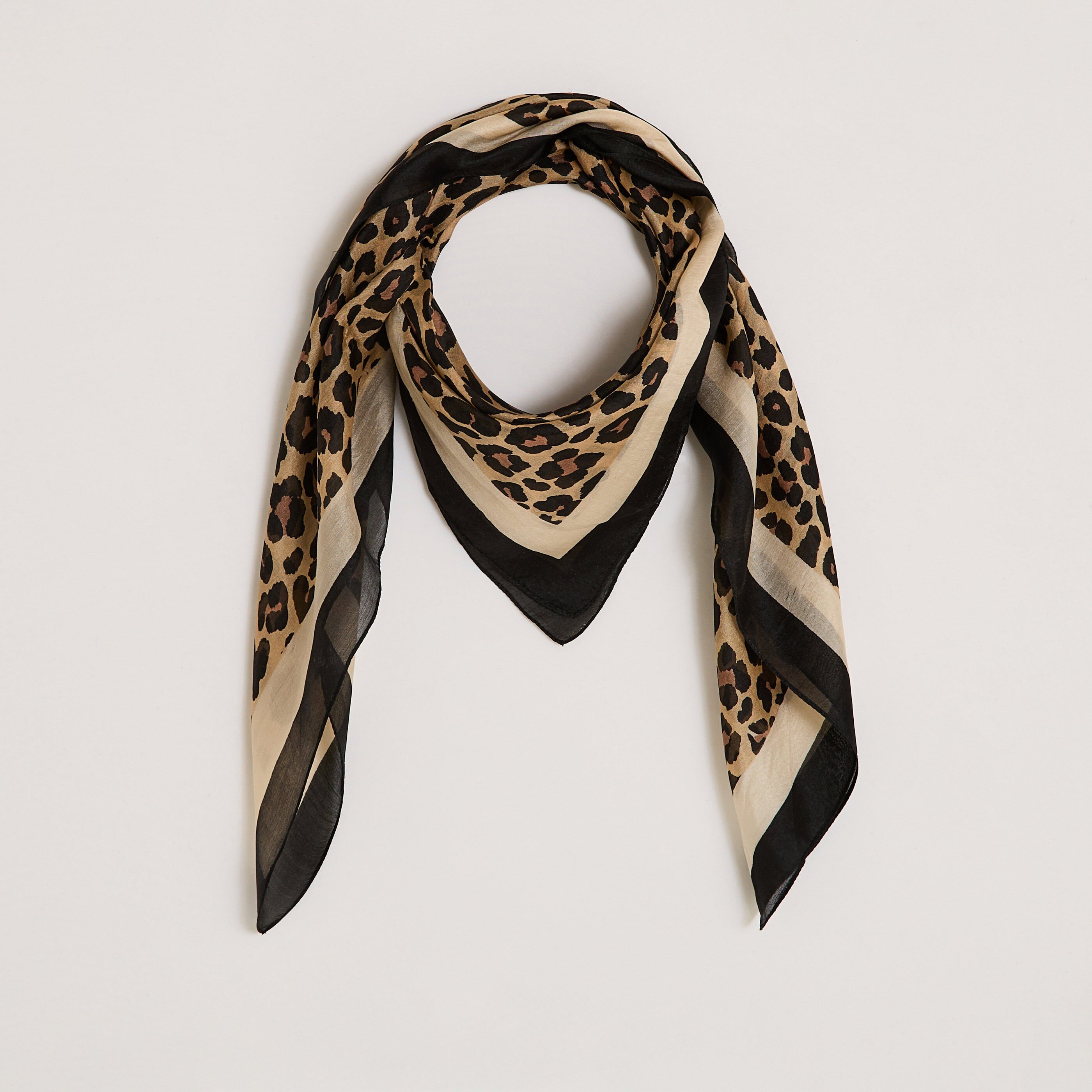 Foulard carr&eacute; en soie imprim&eacute; l&eacute;opard