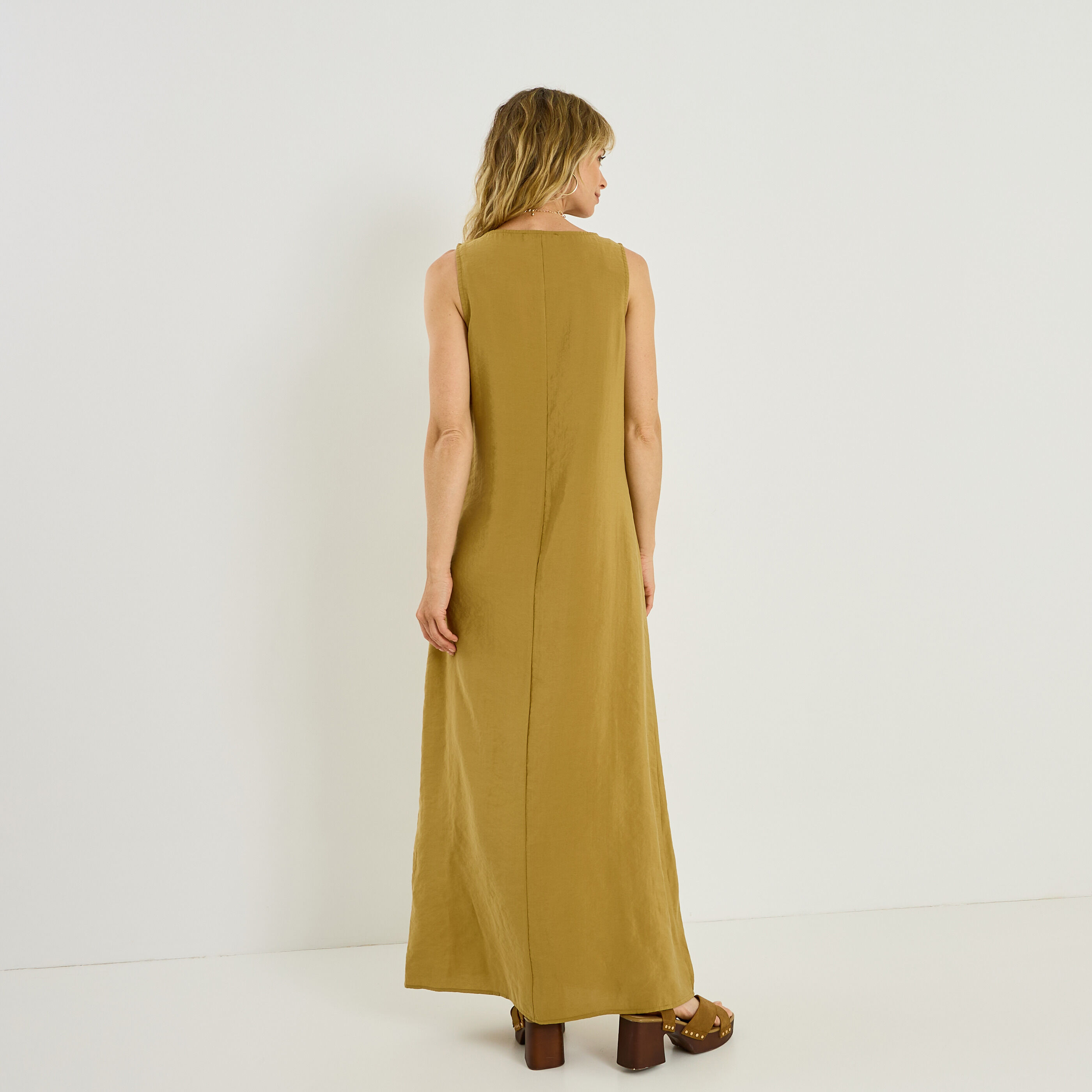 Robe longue droite fluide sans manches