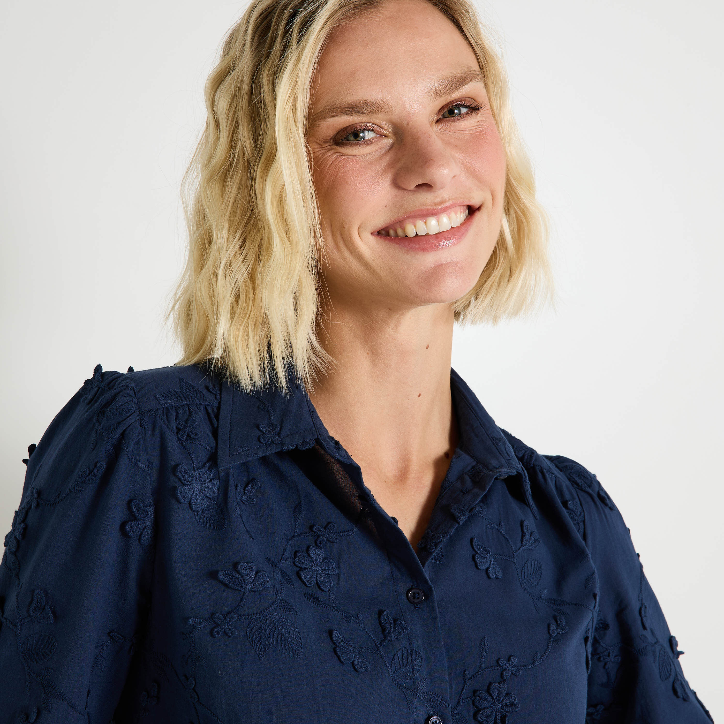 Chemise broderies florales femme