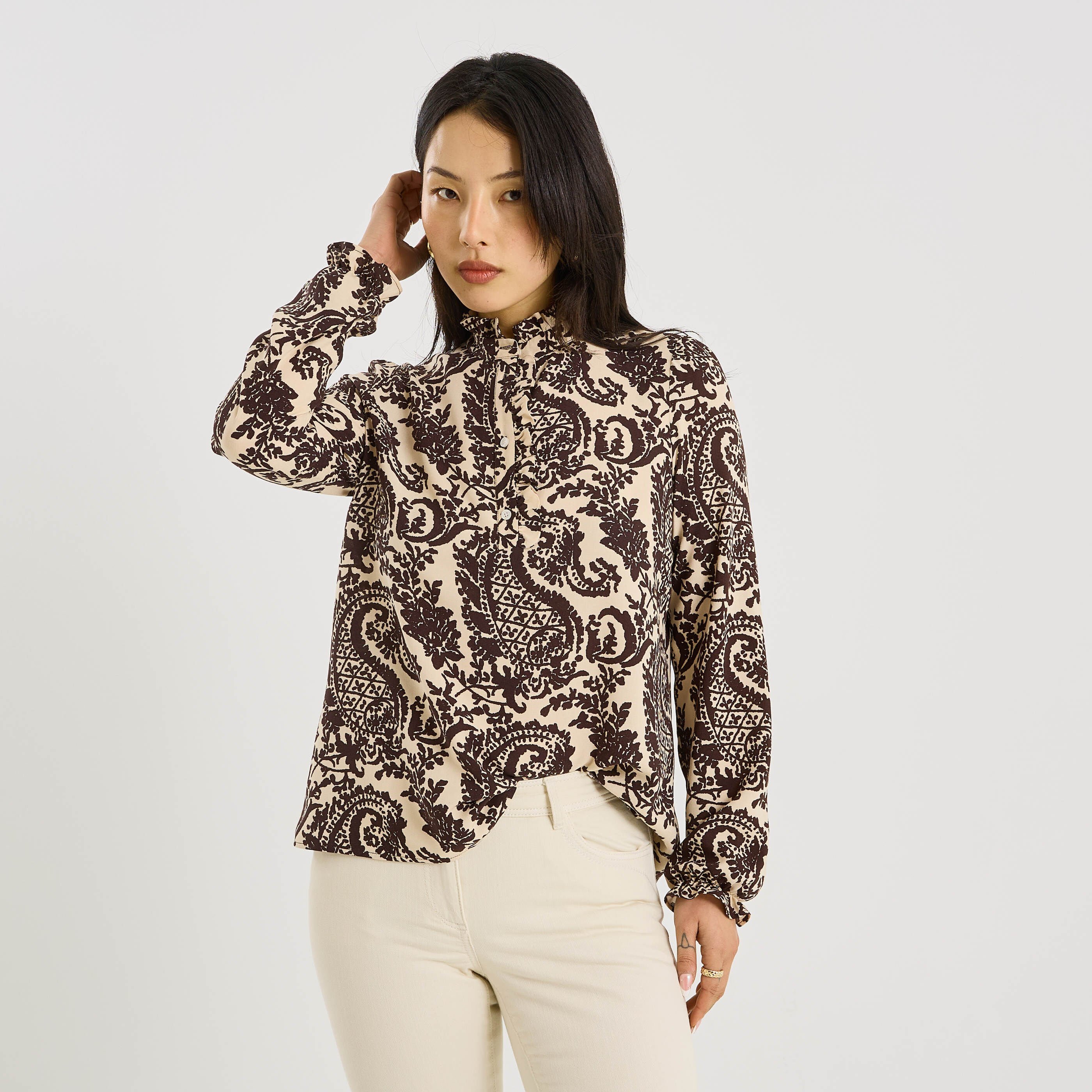 Blouse broderies contrast&eacute;es femme