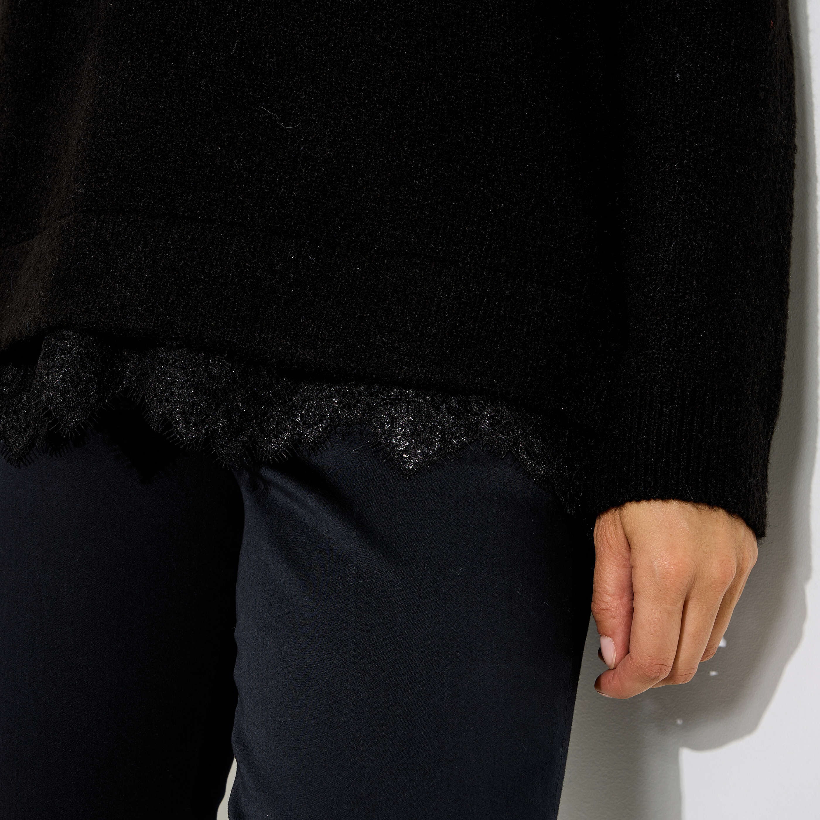  Pull finition guipure &agrave; la base femme