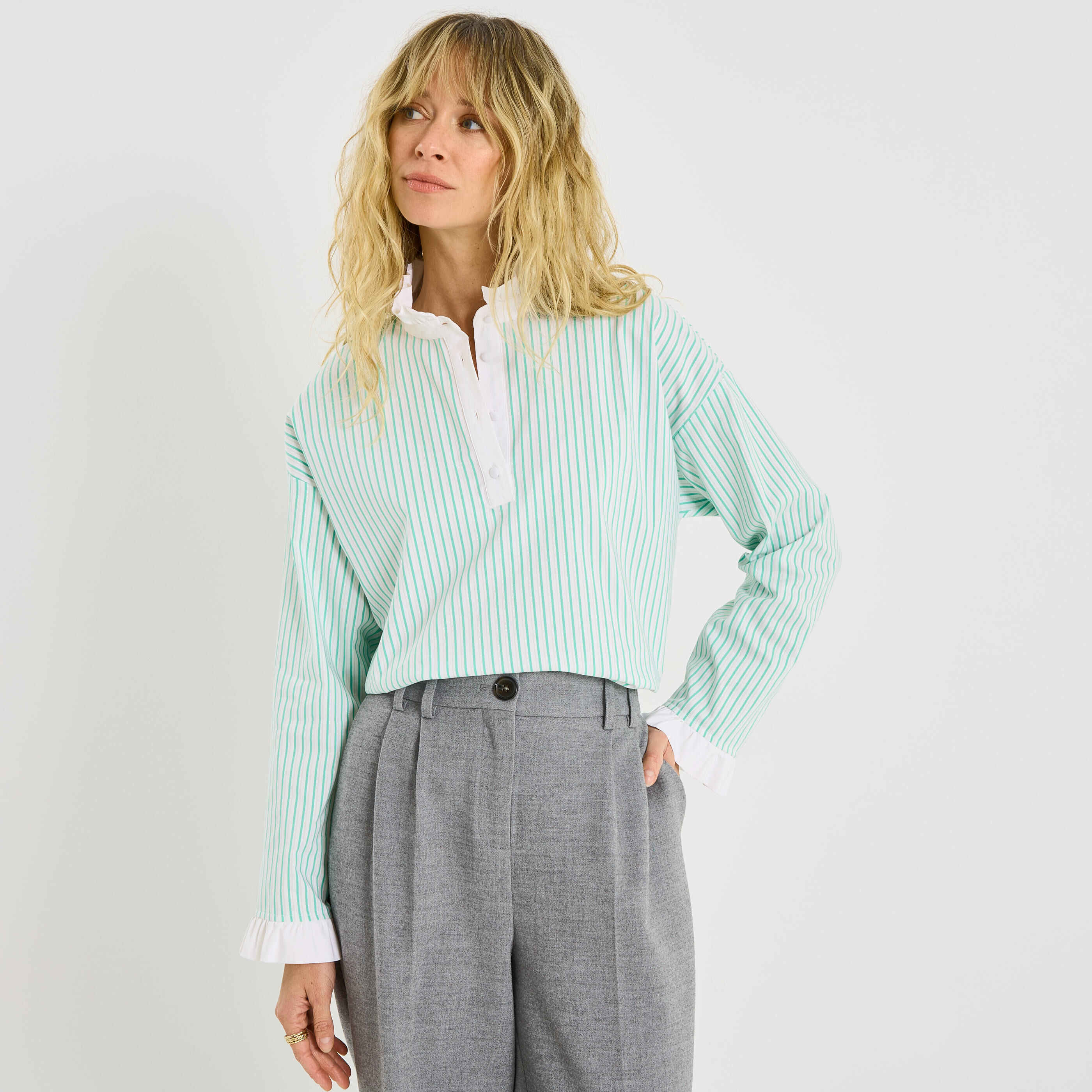 Blouse ray&eacute;e &agrave; col montant volant&eacute; femme